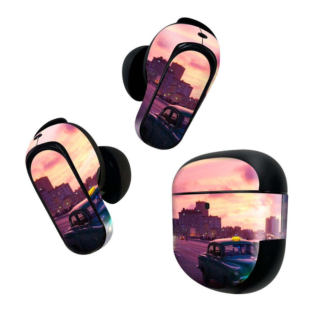 製品名 Bose QuietComfort Earbuds II 専用デザインスキンシール セット内容 Bose QuietComfort Earbuds II 専用シール　イヤホン（左右）3枚、充電ケース用シール 1枚AirPods第3世代専用です。第1?2世代、Proシリーズには対応していません。 商品特徴 再剥離性シートを素材に採用し、細かな位置調整がしやすく貼り直しが容易です。また、エアフリーでもありますので気泡が簡単に逃げるので、キレイに貼ることができます。専用の業務プリンターを使い、商品画像と遜色のない美しい印刷仕上がり。 注意事項 画像はサンプルですので、ご覧の環境によっては多少色味に違いを感じる場合がございます。 イメージと違った、モニターと色味が異なるという理由での交換や返金はご対応出来かねます。スキンシールのみの販売で、機器本体や充電ケース本体は付属しません。シワができた場合、ドライヤーなどで軽く温め、外側に向けてシワを伸ばすように貼ってください。初回貼付時の位置調整や貼り直しは可能ですが、しっかりと押し付けて接着させた後の再剥離、再利用は保証しておりません。また接着部に油分や汚れが付着しますと角の部分は剥がれやすくなりますので、貼付時はあまり触れないようにご注意ください。無地のセミグロスシートにデザインをプリントした商品で、デコなどの加工はございません。 凹凸や光沢があるように見えたり布地や金属を素材にしたように見える商品もありますが、デザインの図版によるものです。印刷時に微妙な画像のズレが生じる場合がございます。ご注文後に1点1点制作する受注生産品の為、不良品以外のご返品や交換は固くお断りします。 商品発送 完全受注生産のハンドメイド商品となりますので、既製品と比べて発送までお時間を頂いています。 基本的に決済確認後2~3営業日、最大で10営業日での発送となります。繁忙期や休業日明けの場合はさらに時間がかかる場合があります。 その際には別途メールにてご連絡致します。メール便の場合、発送日から到着までに2?4日ほどかかる場合が多く、紛失などの保障もご対応できかねます。あらかじめご了承下さい。