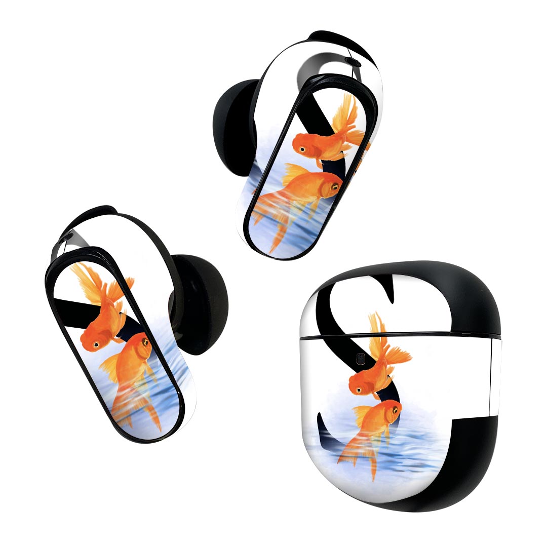 製品名 Bose QuietComfort Earbuds II 専用デザインスキンシール セット内容 Bose QuietComfort Earbuds II 専用シール　イヤホン（左右）3枚、充電ケース用シール 1枚AirPods第3世代専用です。第1?2世代、Proシリーズには対応していません。 商品特徴 再剥離性シートを素材に採用し、細かな位置調整がしやすく貼り直しが容易です。また、エアフリーでもありますので気泡が簡単に逃げるので、キレイに貼ることができます。専用の業務プリンターを使い、商品画像と遜色のない美しい印刷仕上がり。 注意事項 画像はサンプルですので、ご覧の環境によっては多少色味に違いを感じる場合がございます。 イメージと違った、モニターと色味が異なるという理由での交換や返金はご対応出来かねます。スキンシールのみの販売で、機器本体や充電ケース本体は付属しません。シワができた場合、ドライヤーなどで軽く温め、外側に向けてシワを伸ばすように貼ってください。初回貼付時の位置調整や貼り直しは可能ですが、しっかりと押し付けて接着させた後の再剥離、再利用は保証しておりません。また接着部に油分や汚れが付着しますと角の部分は剥がれやすくなりますので、貼付時はあまり触れないようにご注意ください。無地のセミグロスシートにデザインをプリントした商品で、デコなどの加工はございません。 凹凸や光沢があるように見えたり布地や金属を素材にしたように見える商品もありますが、デザインの図版によるものです。印刷時に微妙な画像のズレが生じる場合がございます。ご注文後に1点1点制作する受注生産品の為、不良品以外のご返品や交換は固くお断りします。 商品発送 完全受注生産のハンドメイド商品となりますので、既製品と比べて発送までお時間を頂いています。 基本的に決済確認後2~3営業日、最大で10営業日での発送となります。繁忙期や休業日明けの場合はさらに時間がかかる場合があります。 その際には別途メールにてご連絡致します。メール便の場合、発送日から到着までに2?4日ほどかかる場合が多く、紛失などの保障もご対応できかねます。あらかじめご了承下さい。
