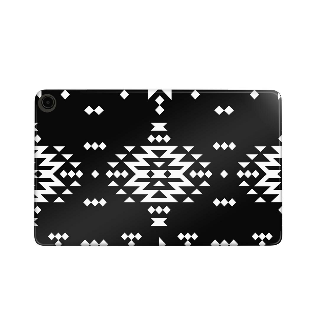 商品特徴・貼るだけでかんたん着せ替え、fire max 11専用デザインスキンシール・高精細プリントで写真と遜色のない仕上がり！半光沢シートでしっとりツヤのある表現力・ちょっとしたすり傷からkindle paperwhite本体を保護・接着部はエアフリー素材で気泡の心配も軽減・再剥離素材なので貼り付け時の調整も安心注意事項画像はサンプルですので、ご覧の環境によっては多少色味に違いを感じる場合がございます。 イメージと違った、モニターと色味が異なるという理由での交換や返金はご対応出来かねます。スキンシールのみの販売で、fire max 11本体は付属しません。初回貼付時の位置調整や貼り直しは可能ですが、しっかりと押し付けて接着させた後の再剥離、再利用は保証しておりません。また接着部に油分や汚れが付着しますと角の部分は剥がれやすくなりますので、貼付時はあまり触れないようにご注意ください。無地のセミグロスシートにデザインをプリントした商品で、デコなどの加工はございません。 凹凸や光沢があるように見えたり布地や金属を素材にしたように見える商品もありますが、デザインの図版によるものです。印刷時に微妙な画像のズレが生じる場合がございます。ご注文後に1点1点制作する受注生産品の為、不良品以外のご返品や交換は固くお断りします。 発送について完全受注生産のハンドメイド商品となりますので、既製品と比べて発送までお時間を頂いています。 基本的に決済確認後、最大で10営業日での発送となります。繁忙期や休業日明けの場合はさらに時間がかかる場合があります。 その際には別途メールにてご連絡致します。メール便の場合、発送日から到着までに2?4日ほどかかる場合が多く、紛失などの保障もご対応できかねます。あらかじめご了承下さい。