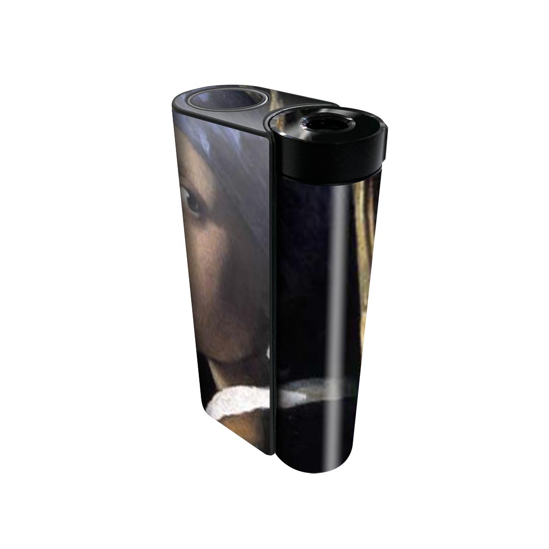 商品特徴・貼るだけでかんたん着せ替え、glo hyperx2 専用デザインスキンシール・高精細プリントで写真と遜色のない仕上がり！半光沢シートでしっとりツヤのある表現力・正面に加え、天面・底面シールがセットで一体感アップ！・ちょっとしたすり傷からglo hyperx2 本体を保護・接着部はエアフリー素材で気泡の心配も軽減・再剥離素材なので貼り付け時の調整も安心注意事項画像はサンプルですので、ご覧の環境によっては多少色味に違いを感じる場合がございます。 イメージと違った、モニターと色味が異なるという理由での交換や返金はご対応出来かねます。スキンシールのみの販売で、glo hyperx2 本体は付属しません。初回貼付時の位置調整や貼り直しは可能ですが、しっかりと押し付けて接着させた後の再剥離、再利用は保証しておりません。また接着部に油分や汚れが付着しますと角の部分は剥がれやすくなりますので、貼付時はあまり触れないようにご注意ください。無地のセミグロスシートにデザインをプリントした商品で、デコなどの加工はございません。 凹凸や光沢があるように見えたり布地や金属を素材にしたように見える商品もありますが、デザインの図版によるものです。印刷時に微妙な画像のズレが生じる場合がございます。ご注文後に1点1点制作する受注生産品の為、不良品以外のご返品や交換は固くお断りします。 発送について完全受注生産のハンドメイド商品となりますので、既製品と比べて発送までお時間を頂いています。 基本的に決済確認後、最大で10営業日での発送となります。繁忙期や休業日明けの場合はさらに時間がかかる場合があります。 その際には別途メールにてご連絡致します。メール便の場合、発送日から到着までに2?4日ほどかかる場合が多く、紛失などの保障もご対応できかねます。あらかじめご了承下さい。