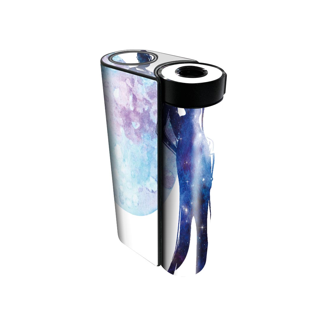 商品特徴・貼るだけでかんたん着せ替え、glo hyperx2 専用デザインスキンシール・高精細プリントで写真と遜色のない仕上がり！半光沢シートでしっとりツヤのある表現力・正面に加え、天面・底面シールがセットで一体感アップ！・ちょっとしたすり傷からglo hyperx2 本体を保護・接着部はエアフリー素材で気泡の心配も軽減・再剥離素材なので貼り付け時の調整も安心注意事項画像はサンプルですので、ご覧の環境によっては多少色味に違いを感じる場合がございます。 イメージと違った、モニターと色味が異なるという理由での交換や返金はご対応出来かねます。スキンシールのみの販売で、glo hyperx2 本体は付属しません。初回貼付時の位置調整や貼り直しは可能ですが、しっかりと押し付けて接着させた後の再剥離、再利用は保証しておりません。また接着部に油分や汚れが付着しますと角の部分は剥がれやすくなりますので、貼付時はあまり触れないようにご注意ください。無地のセミグロスシートにデザインをプリントした商品で、デコなどの加工はございません。 凹凸や光沢があるように見えたり布地や金属を素材にしたように見える商品もありますが、デザインの図版によるものです。印刷時に微妙な画像のズレが生じる場合がございます。ご注文後に1点1点制作する受注生産品の為、不良品以外のご返品や交換は固くお断りします。 発送について完全受注生産のハンドメイド商品となりますので、既製品と比べて発送までお時間を頂いています。 基本的に決済確認後、最大で10営業日での発送となります。繁忙期や休業日明けの場合はさらに時間がかかる場合があります。 その際には別途メールにてご連絡致します。メール便の場合、発送日から到着までに2?4日ほどかかる場合が多く、紛失などの保障もご対応できかねます。あらかじめご了承下さい。