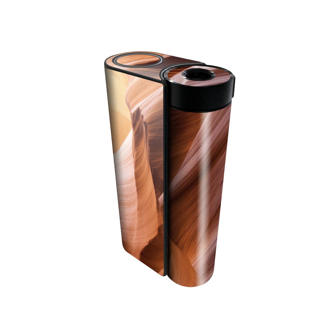 商品特徴・貼るだけでかんたん着せ替え、glo hyperx2 専用デザインスキンシール・高精細プリントで写真と遜色のない仕上がり！半光沢シートでしっとりツヤのある表現力・正面に加え、天面・底面シールがセットで一体感アップ！・ちょっとしたすり傷からglo hyperx2 本体を保護・接着部はエアフリー素材で気泡の心配も軽減・再剥離素材なので貼り付け時の調整も安心注意事項画像はサンプルですので、ご覧の環境によっては多少色味に違いを感じる場合がございます。 イメージと違った、モニターと色味が異なるという理由での交換や返金はご対応出来かねます。スキンシールのみの販売で、glo hyperx2 本体は付属しません。初回貼付時の位置調整や貼り直しは可能ですが、しっかりと押し付けて接着させた後の再剥離、再利用は保証しておりません。また接着部に油分や汚れが付着しますと角の部分は剥がれやすくなりますので、貼付時はあまり触れないようにご注意ください。無地のセミグロスシートにデザインをプリントした商品で、デコなどの加工はございません。 凹凸や光沢があるように見えたり布地や金属を素材にしたように見える商品もありますが、デザインの図版によるものです。印刷時に微妙な画像のズレが生じる場合がございます。ご注文後に1点1点制作する受注生産品の為、不良品以外のご返品や交換は固くお断りします。 発送について完全受注生産のハンドメイド商品となりますので、既製品と比べて発送までお時間を頂いています。 基本的に決済確認後、最大で10営業日での発送となります。繁忙期や休業日明けの場合はさらに時間がかかる場合があります。 その際には別途メールにてご連絡致します。メール便の場合、発送日から到着までに2?4日ほどかかる場合が多く、紛失などの保障もご対応できかねます。あらかじめご了承下さい。