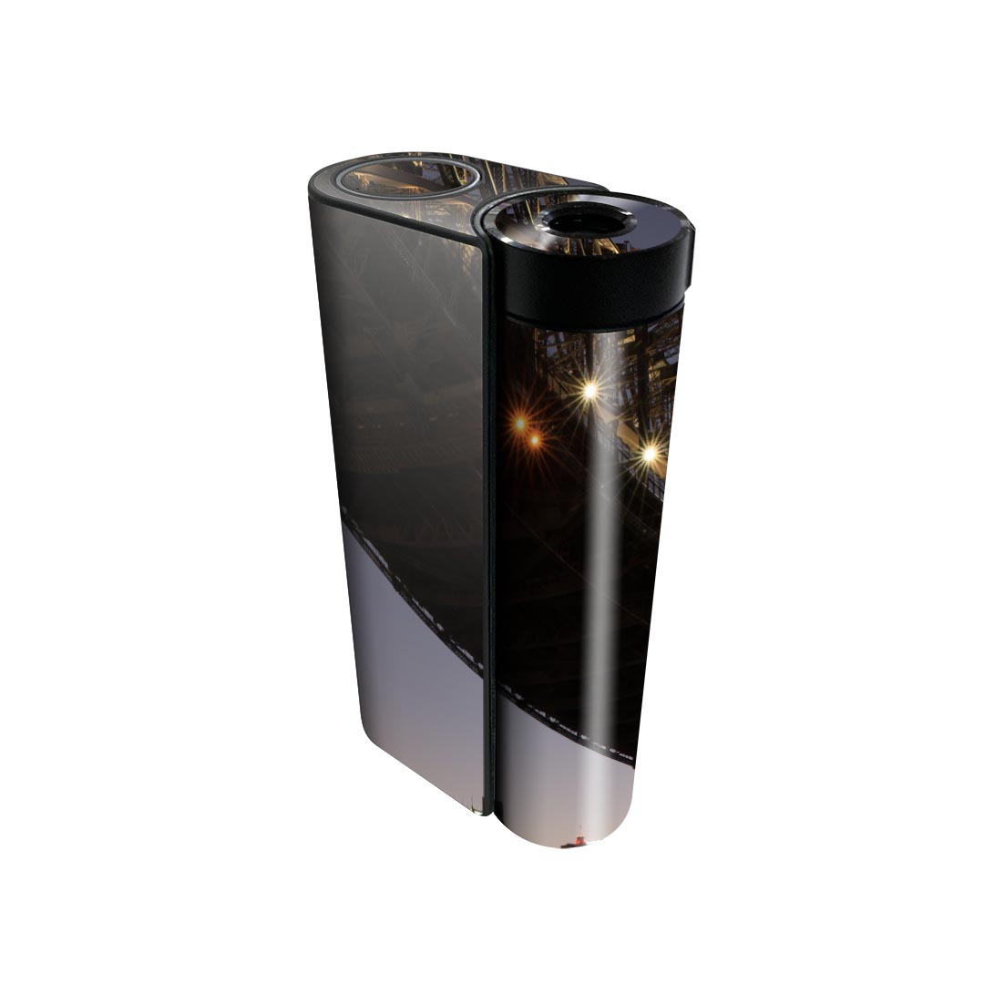 商品特徴・貼るだけでかんたん着せ替え、glo hyperx2 専用デザインスキンシール・高精細プリントで写真と遜色のない仕上がり！半光沢シートでしっとりツヤのある表現力・正面に加え、天面・底面シールがセットで一体感アップ！・ちょっとしたすり傷からglo hyperx2 本体を保護・接着部はエアフリー素材で気泡の心配も軽減・再剥離素材なので貼り付け時の調整も安心注意事項画像はサンプルですので、ご覧の環境によっては多少色味に違いを感じる場合がございます。 イメージと違った、モニターと色味が異なるという理由での交換や返金はご対応出来かねます。スキンシールのみの販売で、glo hyperx2 本体は付属しません。初回貼付時の位置調整や貼り直しは可能ですが、しっかりと押し付けて接着させた後の再剥離、再利用は保証しておりません。また接着部に油分や汚れが付着しますと角の部分は剥がれやすくなりますので、貼付時はあまり触れないようにご注意ください。無地のセミグロスシートにデザインをプリントした商品で、デコなどの加工はございません。 凹凸や光沢があるように見えたり布地や金属を素材にしたように見える商品もありますが、デザインの図版によるものです。印刷時に微妙な画像のズレが生じる場合がございます。ご注文後に1点1点制作する受注生産品の為、不良品以外のご返品や交換は固くお断りします。 発送について完全受注生産のハンドメイド商品となりますので、既製品と比べて発送までお時間を頂いています。 基本的に決済確認後、最大で10営業日での発送となります。繁忙期や休業日明けの場合はさらに時間がかかる場合があります。 その際には別途メールにてご連絡致します。メール便の場合、発送日から到着までに2?4日ほどかかる場合が多く、紛失などの保障もご対応できかねます。あらかじめご了承下さい。