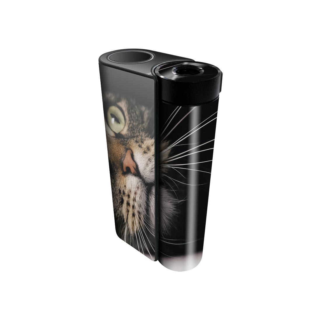 商品特徴・貼るだけでかんたん着せ替え、glo hyperx2 専用デザインスキンシール・高精細プリントで写真と遜色のない仕上がり！半光沢シートでしっとりツヤのある表現力・正面に加え、天面・底面シールがセットで一体感アップ！・ちょっとしたすり傷からglo hyperx2 本体を保護・接着部はエアフリー素材で気泡の心配も軽減・再剥離素材なので貼り付け時の調整も安心注意事項画像はサンプルですので、ご覧の環境によっては多少色味に違いを感じる場合がございます。 イメージと違った、モニターと色味が異なるという理由での交換や返金はご対応出来かねます。スキンシールのみの販売で、glo hyperx2 本体は付属しません。初回貼付時の位置調整や貼り直しは可能ですが、しっかりと押し付けて接着させた後の再剥離、再利用は保証しておりません。また接着部に油分や汚れが付着しますと角の部分は剥がれやすくなりますので、貼付時はあまり触れないようにご注意ください。無地のセミグロスシートにデザインをプリントした商品で、デコなどの加工はございません。 凹凸や光沢があるように見えたり布地や金属を素材にしたように見える商品もありますが、デザインの図版によるものです。印刷時に微妙な画像のズレが生じる場合がございます。ご注文後に1点1点制作する受注生産品の為、不良品以外のご返品や交換は固くお断りします。 発送について完全受注生産のハンドメイド商品となりますので、既製品と比べて発送までお時間を頂いています。 基本的に決済確認後、最大で10営業日での発送となります。繁忙期や休業日明けの場合はさらに時間がかかる場合があります。 その際には別途メールにてご連絡致します。メール便の場合、発送日から到着までに2?4日ほどかかる場合が多く、紛失などの保障もご対応できかねます。あらかじめご了承下さい。