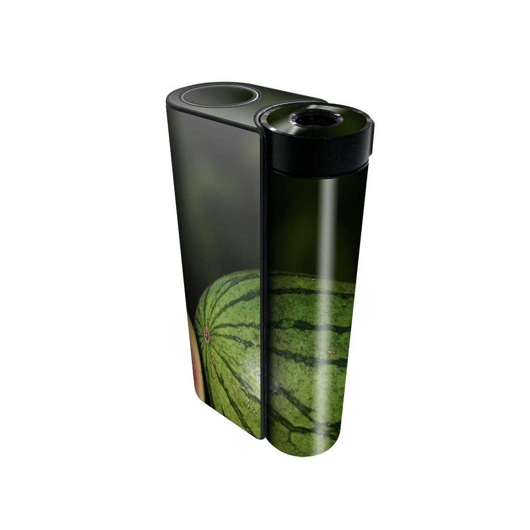 商品特徴・貼るだけでかんたん着せ替え、glo hyperx2 専用デザインスキンシール・高精細プリントで写真と遜色のない仕上がり！半光沢シートでしっとりツヤのある表現力・正面に加え、天面・底面シールがセットで一体感アップ！・ちょっとしたすり傷からglo hyperx2 本体を保護・接着部はエアフリー素材で気泡の心配も軽減・再剥離素材なので貼り付け時の調整も安心注意事項画像はサンプルですので、ご覧の環境によっては多少色味に違いを感じる場合がございます。 イメージと違った、モニターと色味が異なるという理由での交換や返金はご対応出来かねます。スキンシールのみの販売で、glo hyperx2 本体は付属しません。初回貼付時の位置調整や貼り直しは可能ですが、しっかりと押し付けて接着させた後の再剥離、再利用は保証しておりません。また接着部に油分や汚れが付着しますと角の部分は剥がれやすくなりますので、貼付時はあまり触れないようにご注意ください。無地のセミグロスシートにデザインをプリントした商品で、デコなどの加工はございません。 凹凸や光沢があるように見えたり布地や金属を素材にしたように見える商品もありますが、デザインの図版によるものです。印刷時に微妙な画像のズレが生じる場合がございます。ご注文後に1点1点制作する受注生産品の為、不良品以外のご返品や交換は固くお断りします。 発送について完全受注生産のハンドメイド商品となりますので、既製品と比べて発送までお時間を頂いています。 基本的に決済確認後、最大で10営業日での発送となります。繁忙期や休業日明けの場合はさらに時間がかかる場合があります。 その際には別途メールにてご連絡致します。メール便の場合、発送日から到着までに2?4日ほどかかる場合が多く、紛失などの保障もご対応できかねます。あらかじめご了承下さい。