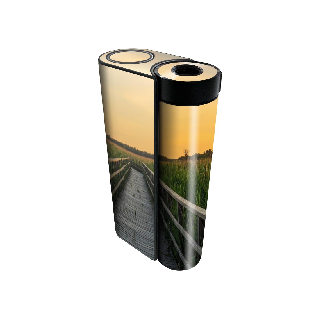 商品特徴・貼るだけでかんたん着せ替え、glo hyperx2 専用デザインスキンシール・高精細プリントで写真と遜色のない仕上がり！半光沢シートでしっとりツヤのある表現力・正面に加え、天面・底面シールがセットで一体感アップ！・ちょっとしたすり傷からglo hyperx2 本体を保護・接着部はエアフリー素材で気泡の心配も軽減・再剥離素材なので貼り付け時の調整も安心注意事項画像はサンプルですので、ご覧の環境によっては多少色味に違いを感じる場合がございます。 イメージと違った、モニターと色味が異なるという理由での交換や返金はご対応出来かねます。スキンシールのみの販売で、glo hyperx2 本体は付属しません。初回貼付時の位置調整や貼り直しは可能ですが、しっかりと押し付けて接着させた後の再剥離、再利用は保証しておりません。また接着部に油分や汚れが付着しますと角の部分は剥がれやすくなりますので、貼付時はあまり触れないようにご注意ください。無地のセミグロスシートにデザインをプリントした商品で、デコなどの加工はございません。 凹凸や光沢があるように見えたり布地や金属を素材にしたように見える商品もありますが、デザインの図版によるものです。印刷時に微妙な画像のズレが生じる場合がございます。ご注文後に1点1点制作する受注生産品の為、不良品以外のご返品や交換は固くお断りします。 発送について完全受注生産のハンドメイド商品となりますので、既製品と比べて発送までお時間を頂いています。 基本的に決済確認後、最大で10営業日での発送となります。繁忙期や休業日明けの場合はさらに時間がかかる場合があります。 その際には別途メールにてご連絡致します。メール便の場合、発送日から到着までに2?4日ほどかかる場合が多く、紛失などの保障もご対応できかねます。あらかじめご了承下さい。