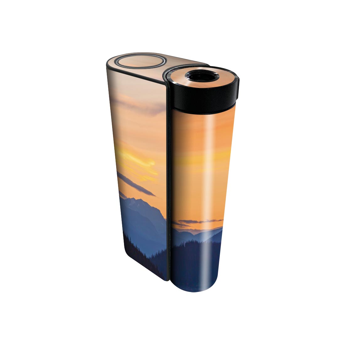 商品特徴・貼るだけでかんたん着せ替え、glo hyperx2 専用デザインスキンシール・高精細プリントで写真と遜色のない仕上がり！半光沢シートでしっとりツヤのある表現力・正面に加え、天面・底面シールがセットで一体感アップ！・ちょっとしたすり傷からglo hyperx2 本体を保護・接着部はエアフリー素材で気泡の心配も軽減・再剥離素材なので貼り付け時の調整も安心注意事項画像はサンプルですので、ご覧の環境によっては多少色味に違いを感じる場合がございます。 イメージと違った、モニターと色味が異なるという理由での交換や返金はご対応出来かねます。スキンシールのみの販売で、glo hyperx2 本体は付属しません。初回貼付時の位置調整や貼り直しは可能ですが、しっかりと押し付けて接着させた後の再剥離、再利用は保証しておりません。また接着部に油分や汚れが付着しますと角の部分は剥がれやすくなりますので、貼付時はあまり触れないようにご注意ください。無地のセミグロスシートにデザインをプリントした商品で、デコなどの加工はございません。 凹凸や光沢があるように見えたり布地や金属を素材にしたように見える商品もありますが、デザインの図版によるものです。印刷時に微妙な画像のズレが生じる場合がございます。ご注文後に1点1点制作する受注生産品の為、不良品以外のご返品や交換は固くお断りします。 発送について完全受注生産のハンドメイド商品となりますので、既製品と比べて発送までお時間を頂いています。 基本的に決済確認後、最大で10営業日での発送となります。繁忙期や休業日明けの場合はさらに時間がかかる場合があります。 その際には別途メールにてご連絡致します。メール便の場合、発送日から到着までに2?4日ほどかかる場合が多く、紛失などの保障もご対応できかねます。あらかじめご了承下さい。