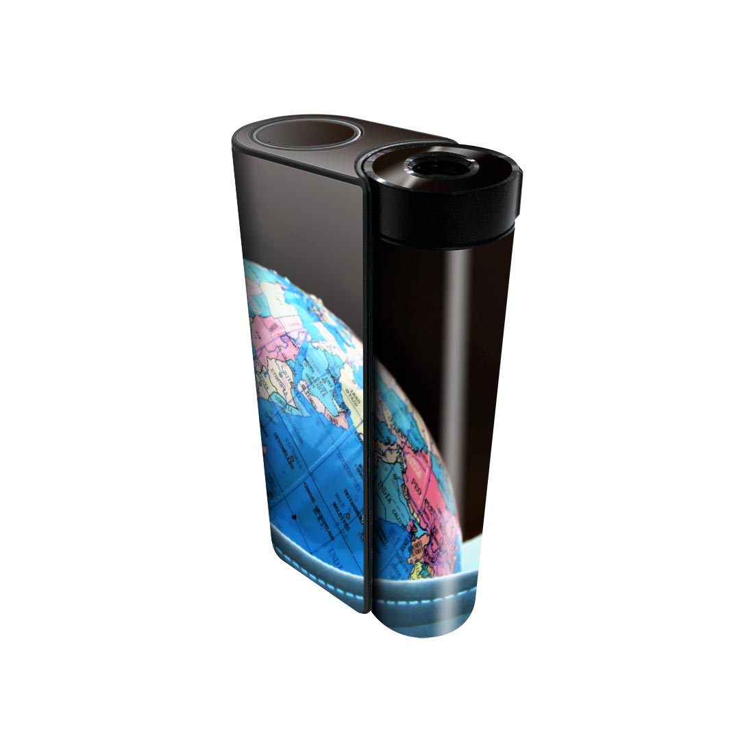 商品特徴・貼るだけでかんたん着せ替え、glo hyperx2 専用デザインスキンシール・高精細プリントで写真と遜色のない仕上がり！半光沢シートでしっとりツヤのある表現力・正面に加え、天面・底面シールがセットで一体感アップ！・ちょっとしたすり傷からglo hyperx2 本体を保護・接着部はエアフリー素材で気泡の心配も軽減・再剥離素材なので貼り付け時の調整も安心注意事項画像はサンプルですので、ご覧の環境によっては多少色味に違いを感じる場合がございます。 イメージと違った、モニターと色味が異なるという理由での交換や返金はご対応出来かねます。スキンシールのみの販売で、glo hyperx2 本体は付属しません。初回貼付時の位置調整や貼り直しは可能ですが、しっかりと押し付けて接着させた後の再剥離、再利用は保証しておりません。また接着部に油分や汚れが付着しますと角の部分は剥がれやすくなりますので、貼付時はあまり触れないようにご注意ください。無地のセミグロスシートにデザインをプリントした商品で、デコなどの加工はございません。 凹凸や光沢があるように見えたり布地や金属を素材にしたように見える商品もありますが、デザインの図版によるものです。印刷時に微妙な画像のズレが生じる場合がございます。ご注文後に1点1点制作する受注生産品の為、不良品以外のご返品や交換は固くお断りします。 発送について完全受注生産のハンドメイド商品となりますので、既製品と比べて発送までお時間を頂いています。 基本的に決済確認後、最大で10営業日での発送となります。繁忙期や休業日明けの場合はさらに時間がかかる場合があります。 その際には別途メールにてご連絡致します。メール便の場合、発送日から到着までに2?4日ほどかかる場合が多く、紛失などの保障もご対応できかねます。あらかじめご了承下さい。