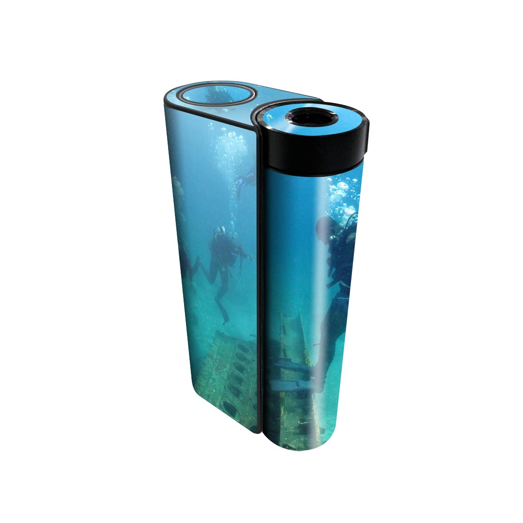 商品特徴・貼るだけでかんたん着せ替え、glo hyperx2 専用デザインスキンシール・高精細プリントで写真と遜色のない仕上がり！半光沢シートでしっとりツヤのある表現力・正面に加え、天面・底面シールがセットで一体感アップ！・ちょっとしたすり傷からglo hyperx2 本体を保護・接着部はエアフリー素材で気泡の心配も軽減・再剥離素材なので貼り付け時の調整も安心注意事項画像はサンプルですので、ご覧の環境によっては多少色味に違いを感じる場合がございます。 イメージと違った、モニターと色味が異なるという理由での交換や返金はご対応出来かねます。スキンシールのみの販売で、glo hyperx2 本体は付属しません。初回貼付時の位置調整や貼り直しは可能ですが、しっかりと押し付けて接着させた後の再剥離、再利用は保証しておりません。また接着部に油分や汚れが付着しますと角の部分は剥がれやすくなりますので、貼付時はあまり触れないようにご注意ください。無地のセミグロスシートにデザインをプリントした商品で、デコなどの加工はございません。 凹凸や光沢があるように見えたり布地や金属を素材にしたように見える商品もありますが、デザインの図版によるものです。印刷時に微妙な画像のズレが生じる場合がございます。ご注文後に1点1点制作する受注生産品の為、不良品以外のご返品や交換は固くお断りします。 発送について完全受注生産のハンドメイド商品となりますので、既製品と比べて発送までお時間を頂いています。 基本的に決済確認後、最大で10営業日での発送となります。繁忙期や休業日明けの場合はさらに時間がかかる場合があります。 その際には別途メールにてご連絡致します。メール便の場合、発送日から到着までに2?4日ほどかかる場合が多く、紛失などの保障もご対応できかねます。あらかじめご了承下さい。