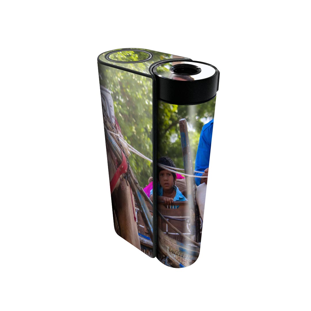 商品特徴・貼るだけでかんたん着せ替え、glo hyperx2 専用デザインスキンシール・高精細プリントで写真と遜色のない仕上がり！半光沢シートでしっとりツヤのある表現力・正面に加え、天面・底面シールがセットで一体感アップ！・ちょっとしたすり傷からglo hyperx2 本体を保護・接着部はエアフリー素材で気泡の心配も軽減・再剥離素材なので貼り付け時の調整も安心注意事項画像はサンプルですので、ご覧の環境によっては多少色味に違いを感じる場合がございます。 イメージと違った、モニターと色味が異なるという理由での交換や返金はご対応出来かねます。スキンシールのみの販売で、glo hyperx2 本体は付属しません。初回貼付時の位置調整や貼り直しは可能ですが、しっかりと押し付けて接着させた後の再剥離、再利用は保証しておりません。また接着部に油分や汚れが付着しますと角の部分は剥がれやすくなりますので、貼付時はあまり触れないようにご注意ください。無地のセミグロスシートにデザインをプリントした商品で、デコなどの加工はございません。 凹凸や光沢があるように見えたり布地や金属を素材にしたように見える商品もありますが、デザインの図版によるものです。印刷時に微妙な画像のズレが生じる場合がございます。ご注文後に1点1点制作する受注生産品の為、不良品以外のご返品や交換は固くお断りします。 発送について完全受注生産のハンドメイド商品となりますので、既製品と比べて発送までお時間を頂いています。 基本的に決済確認後、最大で10営業日での発送となります。繁忙期や休業日明けの場合はさらに時間がかかる場合があります。 その際には別途メールにてご連絡致します。メール便の場合、発送日から到着までに2?4日ほどかかる場合が多く、紛失などの保障もご対応できかねます。あらかじめご了承下さい。