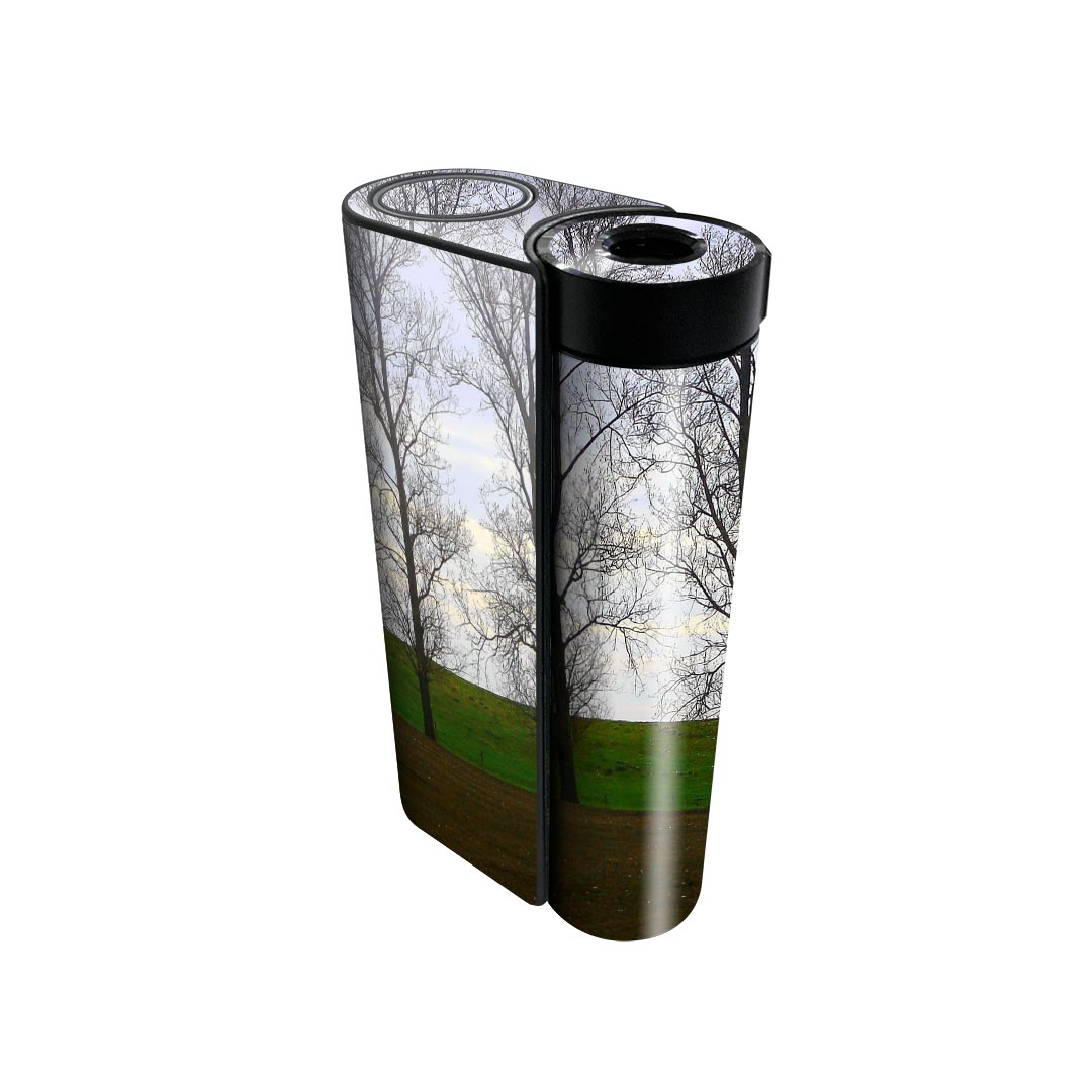 商品特徴・貼るだけでかんたん着せ替え、glo hyperx2 専用デザインスキンシール・高精細プリントで写真と遜色のない仕上がり！半光沢シートでしっとりツヤのある表現力・正面に加え、天面・底面シールがセットで一体感アップ！・ちょっとしたすり傷からglo hyperx2 本体を保護・接着部はエアフリー素材で気泡の心配も軽減・再剥離素材なので貼り付け時の調整も安心注意事項画像はサンプルですので、ご覧の環境によっては多少色味に違いを感じる場合がございます。 イメージと違った、モニターと色味が異なるという理由での交換や返金はご対応出来かねます。スキンシールのみの販売で、glo hyperx2 本体は付属しません。初回貼付時の位置調整や貼り直しは可能ですが、しっかりと押し付けて接着させた後の再剥離、再利用は保証しておりません。また接着部に油分や汚れが付着しますと角の部分は剥がれやすくなりますので、貼付時はあまり触れないようにご注意ください。無地のセミグロスシートにデザインをプリントした商品で、デコなどの加工はございません。 凹凸や光沢があるように見えたり布地や金属を素材にしたように見える商品もありますが、デザインの図版によるものです。印刷時に微妙な画像のズレが生じる場合がございます。ご注文後に1点1点制作する受注生産品の為、不良品以外のご返品や交換は固くお断りします。 発送について完全受注生産のハンドメイド商品となりますので、既製品と比べて発送までお時間を頂いています。 基本的に決済確認後、最大で10営業日での発送となります。繁忙期や休業日明けの場合はさらに時間がかかる場合があります。 その際には別途メールにてご連絡致します。メール便の場合、発送日から到着までに2?4日ほどかかる場合が多く、紛失などの保障もご対応できかねます。あらかじめご了承下さい。