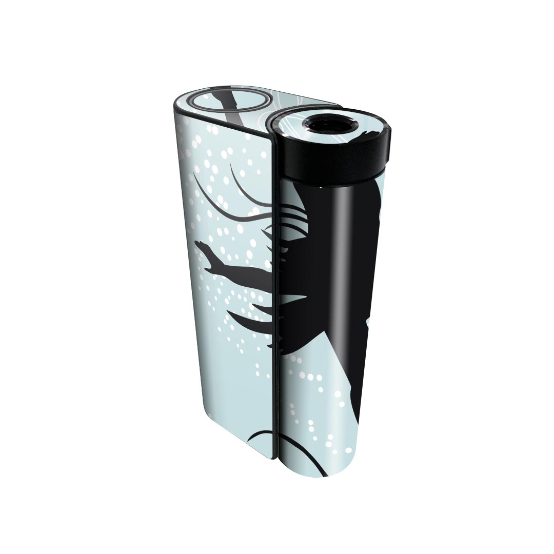 商品特徴・貼るだけでかんたん着せ替え、glo hyperx2 専用デザインスキンシール・高精細プリントで写真と遜色のない仕上がり！半光沢シートでしっとりツヤのある表現力・正面に加え、天面・底面シールがセットで一体感アップ！・ちょっとしたすり傷からglo hyperx2 本体を保護・接着部はエアフリー素材で気泡の心配も軽減・再剥離素材なので貼り付け時の調整も安心注意事項画像はサンプルですので、ご覧の環境によっては多少色味に違いを感じる場合がございます。 イメージと違った、モニターと色味が異なるという理由での交換や返金はご対応出来かねます。スキンシールのみの販売で、glo hyperx2 本体は付属しません。初回貼付時の位置調整や貼り直しは可能ですが、しっかりと押し付けて接着させた後の再剥離、再利用は保証しておりません。また接着部に油分や汚れが付着しますと角の部分は剥がれやすくなりますので、貼付時はあまり触れないようにご注意ください。無地のセミグロスシートにデザインをプリントした商品で、デコなどの加工はございません。 凹凸や光沢があるように見えたり布地や金属を素材にしたように見える商品もありますが、デザインの図版によるものです。印刷時に微妙な画像のズレが生じる場合がございます。ご注文後に1点1点制作する受注生産品の為、不良品以外のご返品や交換は固くお断りします。 発送について完全受注生産のハンドメイド商品となりますので、既製品と比べて発送までお時間を頂いています。 基本的に決済確認後、最大で10営業日での発送となります。繁忙期や休業日明けの場合はさらに時間がかかる場合があります。 その際には別途メールにてご連絡致します。メール便の場合、発送日から到着までに2?4日ほどかかる場合が多く、紛失などの保障もご対応できかねます。あらかじめご了承下さい。