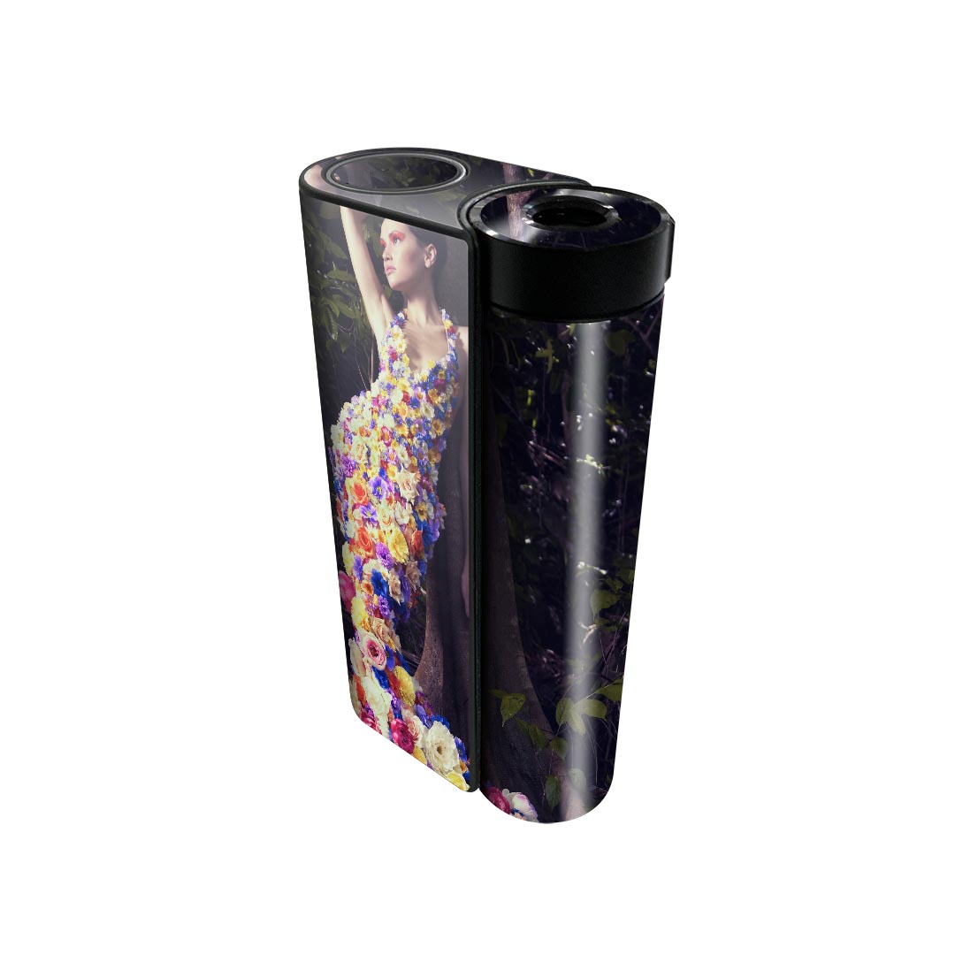 商品特徴・貼るだけでかんたん着せ替え、glo hyperx2 専用デザインスキンシール・高精細プリントで写真と遜色のない仕上がり！半光沢シートでしっとりツヤのある表現力・正面に加え、天面・底面シールがセットで一体感アップ！・ちょっとしたすり傷からglo hyperx2 本体を保護・接着部はエアフリー素材で気泡の心配も軽減・再剥離素材なので貼り付け時の調整も安心注意事項画像はサンプルですので、ご覧の環境によっては多少色味に違いを感じる場合がございます。 イメージと違った、モニターと色味が異なるという理由での交換や返金はご対応出来かねます。スキンシールのみの販売で、glo hyperx2 本体は付属しません。初回貼付時の位置調整や貼り直しは可能ですが、しっかりと押し付けて接着させた後の再剥離、再利用は保証しておりません。また接着部に油分や汚れが付着しますと角の部分は剥がれやすくなりますので、貼付時はあまり触れないようにご注意ください。無地のセミグロスシートにデザインをプリントした商品で、デコなどの加工はございません。 凹凸や光沢があるように見えたり布地や金属を素材にしたように見える商品もありますが、デザインの図版によるものです。印刷時に微妙な画像のズレが生じる場合がございます。ご注文後に1点1点制作する受注生産品の為、不良品以外のご返品や交換は固くお断りします。 発送について完全受注生産のハンドメイド商品となりますので、既製品と比べて発送までお時間を頂いています。 基本的に決済確認後、最大で10営業日での発送となります。繁忙期や休業日明けの場合はさらに時間がかかる場合があります。 その際には別途メールにてご連絡致します。メール便の場合、発送日から到着までに2?4日ほどかかる場合が多く、紛失などの保障もご対応できかねます。あらかじめご了承下さい。