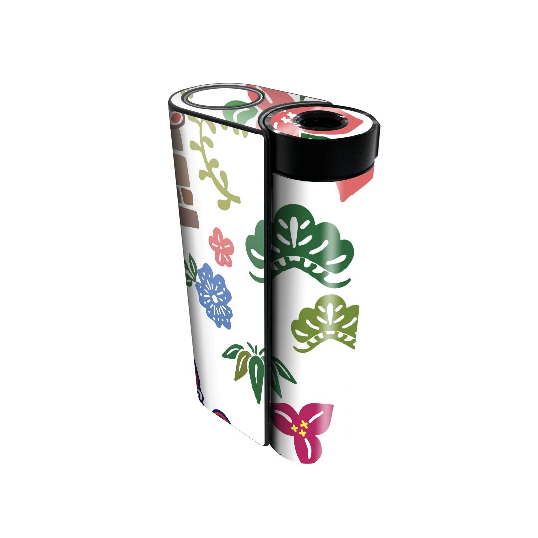 商品特徴・貼るだけでかんたん着せ替え、glo hyperx2 専用デザインスキンシール・高精細プリントで写真と遜色のない仕上がり！半光沢シートでしっとりツヤのある表現力・正面に加え、天面・底面シールがセットで一体感アップ！・ちょっとしたすり傷からglo hyperx2 本体を保護・接着部はエアフリー素材で気泡の心配も軽減・再剥離素材なので貼り付け時の調整も安心注意事項画像はサンプルですので、ご覧の環境によっては多少色味に違いを感じる場合がございます。 イメージと違った、モニターと色味が異なるという理由での交換や返金はご対応出来かねます。スキンシールのみの販売で、glo hyperx2 本体は付属しません。初回貼付時の位置調整や貼り直しは可能ですが、しっかりと押し付けて接着させた後の再剥離、再利用は保証しておりません。また接着部に油分や汚れが付着しますと角の部分は剥がれやすくなりますので、貼付時はあまり触れないようにご注意ください。無地のセミグロスシートにデザインをプリントした商品で、デコなどの加工はございません。 凹凸や光沢があるように見えたり布地や金属を素材にしたように見える商品もありますが、デザインの図版によるものです。印刷時に微妙な画像のズレが生じる場合がございます。ご注文後に1点1点制作する受注生産品の為、不良品以外のご返品や交換は固くお断りします。 発送について完全受注生産のハンドメイド商品となりますので、既製品と比べて発送までお時間を頂いています。 基本的に決済確認後、最大で10営業日での発送となります。繁忙期や休業日明けの場合はさらに時間がかかる場合があります。 その際には別途メールにてご連絡致します。メール便の場合、発送日から到着までに2?4日ほどかかる場合が多く、紛失などの保障もご対応できかねます。あらかじめご了承下さい。