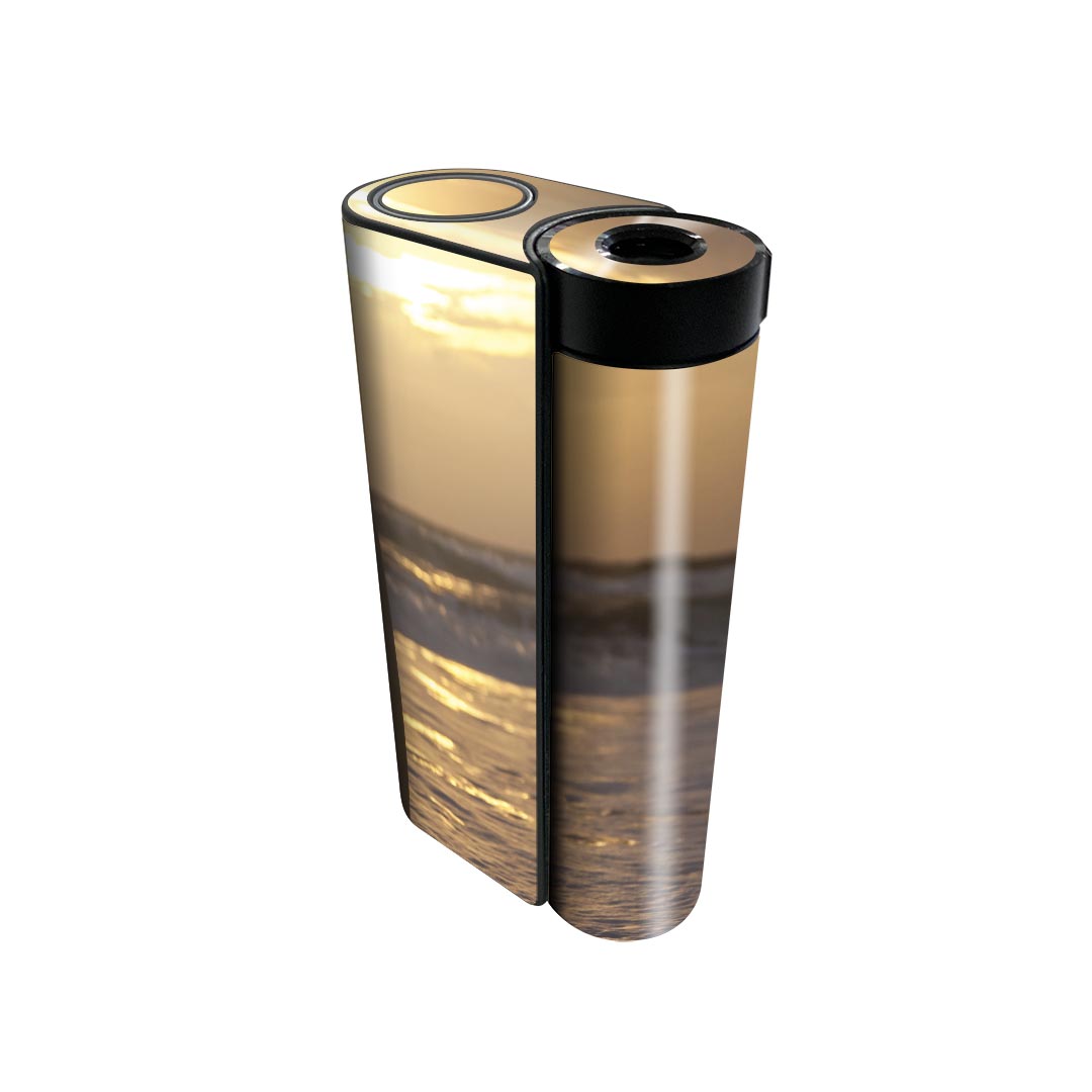 商品特徴・貼るだけでかんたん着せ替え、glo hyperx2 専用デザインスキンシール・高精細プリントで写真と遜色のない仕上がり！半光沢シートでしっとりツヤのある表現力・正面に加え、天面・底面シールがセットで一体感アップ！・ちょっとしたすり...