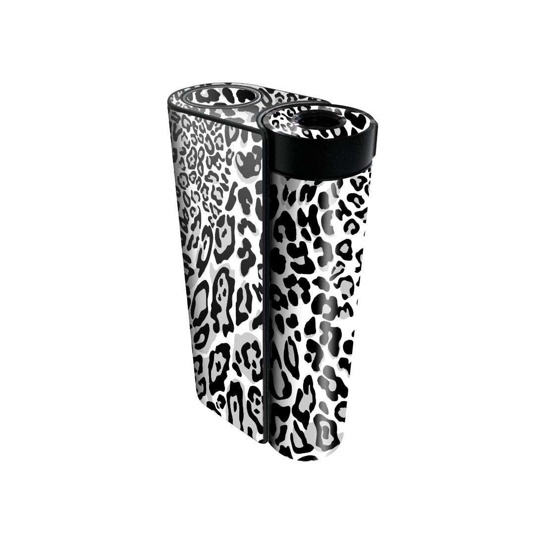 商品特徴・貼るだけでかんたん着せ替え、glo hyperx2 専用デザインスキンシール・高精細プリントで写真と遜色のない仕上がり！半光沢シートでしっとりツヤのある表現力・正面に加え、天面・底面シールがセットで一体感アップ！・ちょっとしたすり傷からglo hyperx2 本体を保護・接着部はエアフリー素材で気泡の心配も軽減・再剥離素材なので貼り付け時の調整も安心注意事項画像はサンプルですので、ご覧の環境によっては多少色味に違いを感じる場合がございます。 イメージと違った、モニターと色味が異なるという理由での交換や返金はご対応出来かねます。スキンシールのみの販売で、glo hyperx2 本体は付属しません。初回貼付時の位置調整や貼り直しは可能ですが、しっかりと押し付けて接着させた後の再剥離、再利用は保証しておりません。また接着部に油分や汚れが付着しますと角の部分は剥がれやすくなりますので、貼付時はあまり触れないようにご注意ください。無地のセミグロスシートにデザインをプリントした商品で、デコなどの加工はございません。 凹凸や光沢があるように見えたり布地や金属を素材にしたように見える商品もありますが、デザインの図版によるものです。印刷時に微妙な画像のズレが生じる場合がございます。ご注文後に1点1点制作する受注生産品の為、不良品以外のご返品や交換は固くお断りします。 発送について完全受注生産のハンドメイド商品となりますので、既製品と比べて発送までお時間を頂いています。 基本的に決済確認後、最大で10営業日での発送となります。繁忙期や休業日明けの場合はさらに時間がかかる場合があります。 その際には別途メールにてご連絡致します。メール便の場合、発送日から到着までに2?4日ほどかかる場合が多く、紛失などの保障もご対応できかねます。あらかじめご了承下さい。