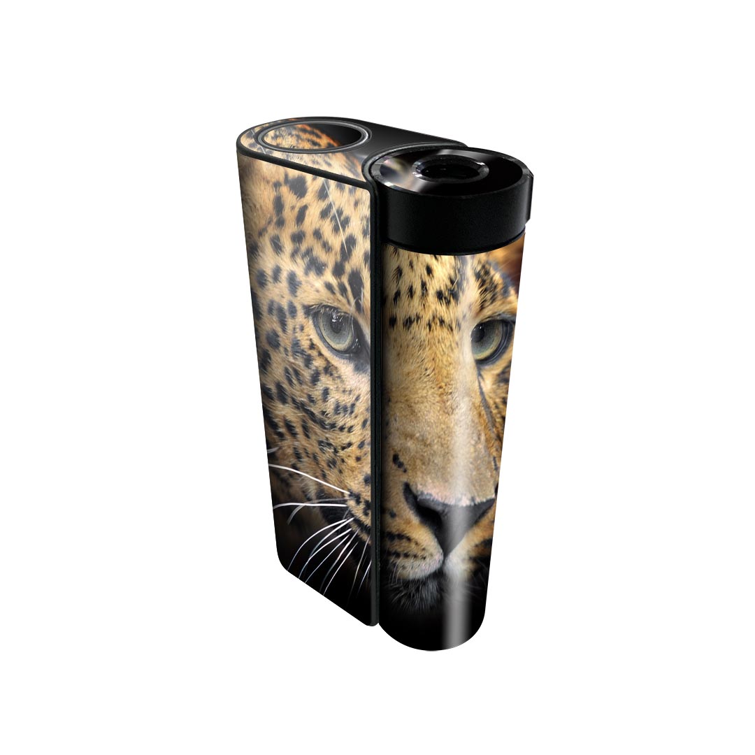 商品特徴・貼るだけでかんたん着せ替え、glo hyperx2 専用デザインスキンシール・高精細プリントで写真と遜色のない仕上がり！半光沢シートでしっとりツヤのある表現力・正面に加え、天面・底面シールがセットで一体感アップ！・ちょっとしたすり傷からglo hyperx2 本体を保護・接着部はエアフリー素材で気泡の心配も軽減・再剥離素材なので貼り付け時の調整も安心注意事項画像はサンプルですので、ご覧の環境によっては多少色味に違いを感じる場合がございます。 イメージと違った、モニターと色味が異なるという理由での交換や返金はご対応出来かねます。スキンシールのみの販売で、glo hyperx2 本体は付属しません。初回貼付時の位置調整や貼り直しは可能ですが、しっかりと押し付けて接着させた後の再剥離、再利用は保証しておりません。また接着部に油分や汚れが付着しますと角の部分は剥がれやすくなりますので、貼付時はあまり触れないようにご注意ください。無地のセミグロスシートにデザインをプリントした商品で、デコなどの加工はございません。 凹凸や光沢があるように見えたり布地や金属を素材にしたように見える商品もありますが、デザインの図版によるものです。印刷時に微妙な画像のズレが生じる場合がございます。ご注文後に1点1点制作する受注生産品の為、不良品以外のご返品や交換は固くお断りします。 発送について完全受注生産のハンドメイド商品となりますので、既製品と比べて発送までお時間を頂いています。 基本的に決済確認後、最大で10営業日での発送となります。繁忙期や休業日明けの場合はさらに時間がかかる場合があります。 その際には別途メールにてご連絡致します。メール便の場合、発送日から到着までに2?4日ほどかかる場合が多く、紛失などの保障もご対応できかねます。あらかじめご了承下さい。