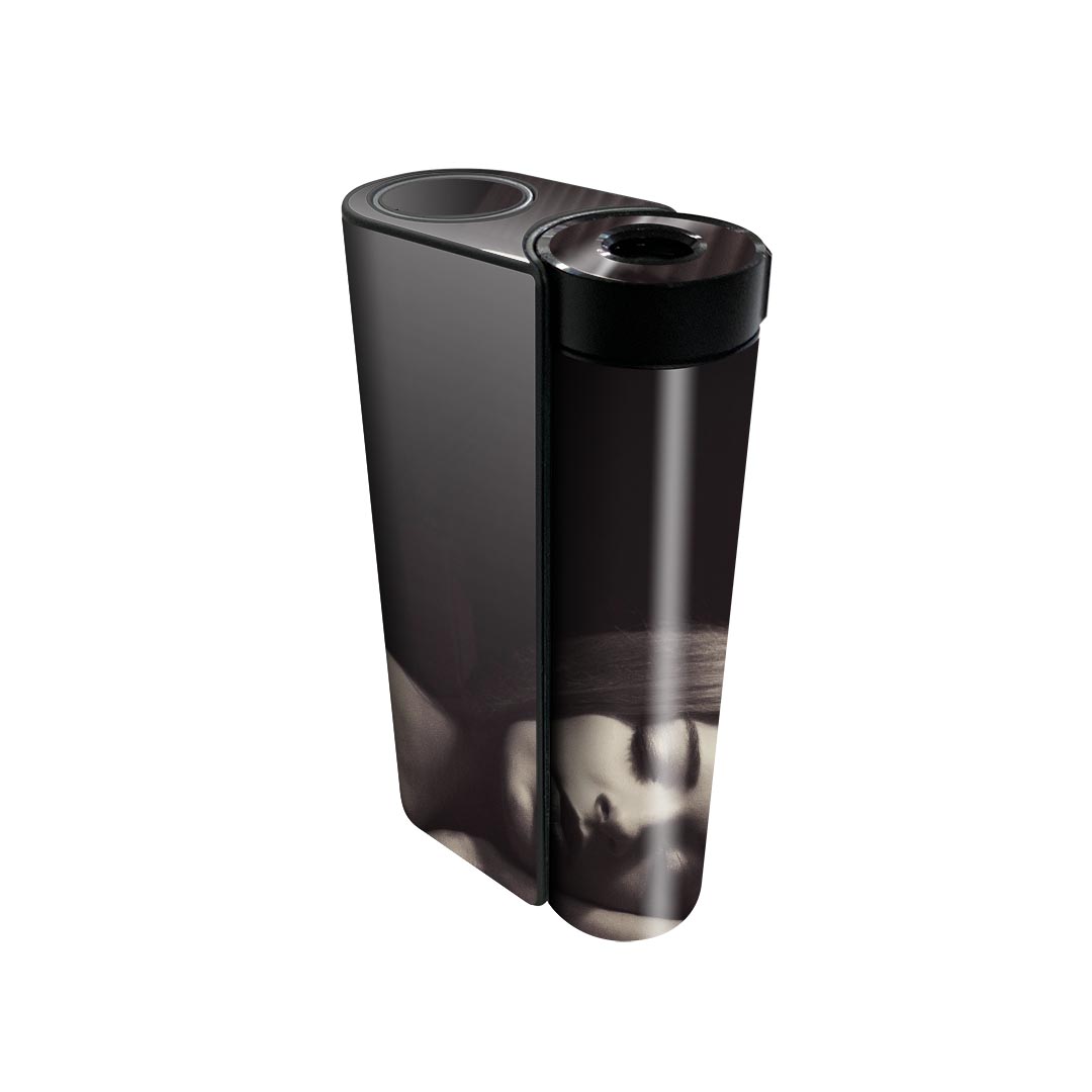 商品特徴・貼るだけでかんたん着せ替え、glo hyperx2 専用デザインスキンシール・高精細プリントで写真と遜色のない仕上がり！半光沢シートでしっとりツヤのある表現力・正面に加え、天面・底面シールがセットで一体感アップ！・ちょっとしたすり傷からglo hyperx2 本体を保護・接着部はエアフリー素材で気泡の心配も軽減・再剥離素材なので貼り付け時の調整も安心注意事項画像はサンプルですので、ご覧の環境によっては多少色味に違いを感じる場合がございます。 イメージと違った、モニターと色味が異なるという理由での交換や返金はご対応出来かねます。スキンシールのみの販売で、glo hyperx2 本体は付属しません。初回貼付時の位置調整や貼り直しは可能ですが、しっかりと押し付けて接着させた後の再剥離、再利用は保証しておりません。また接着部に油分や汚れが付着しますと角の部分は剥がれやすくなりますので、貼付時はあまり触れないようにご注意ください。無地のセミグロスシートにデザインをプリントした商品で、デコなどの加工はございません。 凹凸や光沢があるように見えたり布地や金属を素材にしたように見える商品もありますが、デザインの図版によるものです。印刷時に微妙な画像のズレが生じる場合がございます。ご注文後に1点1点制作する受注生産品の為、不良品以外のご返品や交換は固くお断りします。 発送について完全受注生産のハンドメイド商品となりますので、既製品と比べて発送までお時間を頂いています。 基本的に決済確認後、最大で10営業日での発送となります。繁忙期や休業日明けの場合はさらに時間がかかる場合があります。 その際には別途メールにてご連絡致します。メール便の場合、発送日から到着までに2?4日ほどかかる場合が多く、紛失などの保障もご対応できかねます。あらかじめご了承下さい。