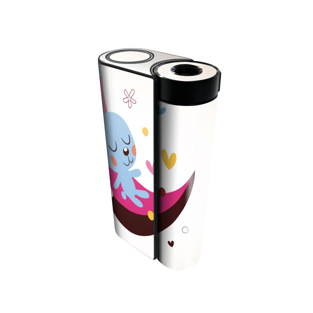 商品特徴・貼るだけでかんたん着せ替え、glo hyperx2 専用デザインスキンシール・高精細プリントで写真と遜色のない仕上がり！半光沢シートでしっとりツヤのある表現力・正面に加え、天面・底面シールがセットで一体感アップ！・ちょっとしたすり傷からglo hyperx2 本体を保護・接着部はエアフリー素材で気泡の心配も軽減・再剥離素材なので貼り付け時の調整も安心注意事項画像はサンプルですので、ご覧の環境によっては多少色味に違いを感じる場合がございます。 イメージと違った、モニターと色味が異なるという理由での交換や返金はご対応出来かねます。スキンシールのみの販売で、glo hyperx2 本体は付属しません。初回貼付時の位置調整や貼り直しは可能ですが、しっかりと押し付けて接着させた後の再剥離、再利用は保証しておりません。また接着部に油分や汚れが付着しますと角の部分は剥がれやすくなりますので、貼付時はあまり触れないようにご注意ください。無地のセミグロスシートにデザインをプリントした商品で、デコなどの加工はございません。 凹凸や光沢があるように見えたり布地や金属を素材にしたように見える商品もありますが、デザインの図版によるものです。印刷時に微妙な画像のズレが生じる場合がございます。ご注文後に1点1点制作する受注生産品の為、不良品以外のご返品や交換は固くお断りします。 発送について完全受注生産のハンドメイド商品となりますので、既製品と比べて発送までお時間を頂いています。 基本的に決済確認後、最大で10営業日での発送となります。繁忙期や休業日明けの場合はさらに時間がかかる場合があります。 その際には別途メールにてご連絡致します。メール便の場合、発送日から到着までに2?4日ほどかかる場合が多く、紛失などの保障もご対応できかねます。あらかじめご了承下さい。