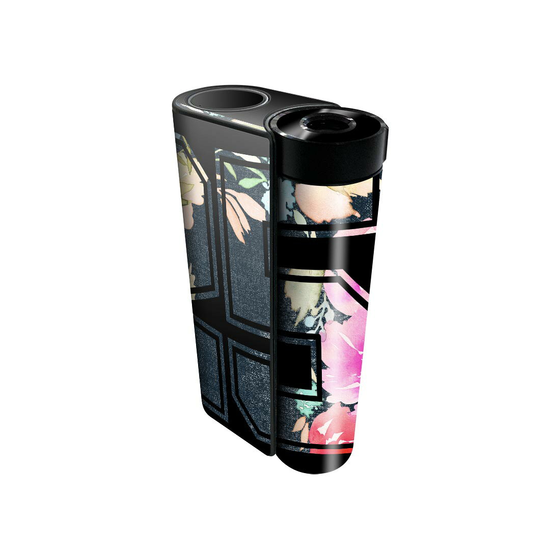 商品特徴・貼るだけでかんたん着せ替え、glo hyperx2 専用デザインスキンシール・高精細プリントで写真と遜色のない仕上がり！半光沢シートでしっとりツヤのある表現力・正面に加え、天面・底面シールがセットで一体感アップ！・ちょっとしたすり傷からglo hyperx2 本体を保護・接着部はエアフリー素材で気泡の心配も軽減・再剥離素材なので貼り付け時の調整も安心注意事項画像はサンプルですので、ご覧の環境によっては多少色味に違いを感じる場合がございます。 イメージと違った、モニターと色味が異なるという理由での交換や返金はご対応出来かねます。スキンシールのみの販売で、glo hyperx2 本体は付属しません。初回貼付時の位置調整や貼り直しは可能ですが、しっかりと押し付けて接着させた後の再剥離、再利用は保証しておりません。また接着部に油分や汚れが付着しますと角の部分は剥がれやすくなりますので、貼付時はあまり触れないようにご注意ください。無地のセミグロスシートにデザインをプリントした商品で、デコなどの加工はございません。 凹凸や光沢があるように見えたり布地や金属を素材にしたように見える商品もありますが、デザインの図版によるものです。印刷時に微妙な画像のズレが生じる場合がございます。ご注文後に1点1点制作する受注生産品の為、不良品以外のご返品や交換は固くお断りします。 発送について完全受注生産のハンドメイド商品となりますので、既製品と比べて発送までお時間を頂いています。 基本的に決済確認後、最大で10営業日での発送となります。繁忙期や休業日明けの場合はさらに時間がかかる場合があります。 その際には別途メールにてご連絡致します。メール便の場合、発送日から到着までに2?4日ほどかかる場合が多く、紛失などの保障もご対応できかねます。あらかじめご了承下さい。