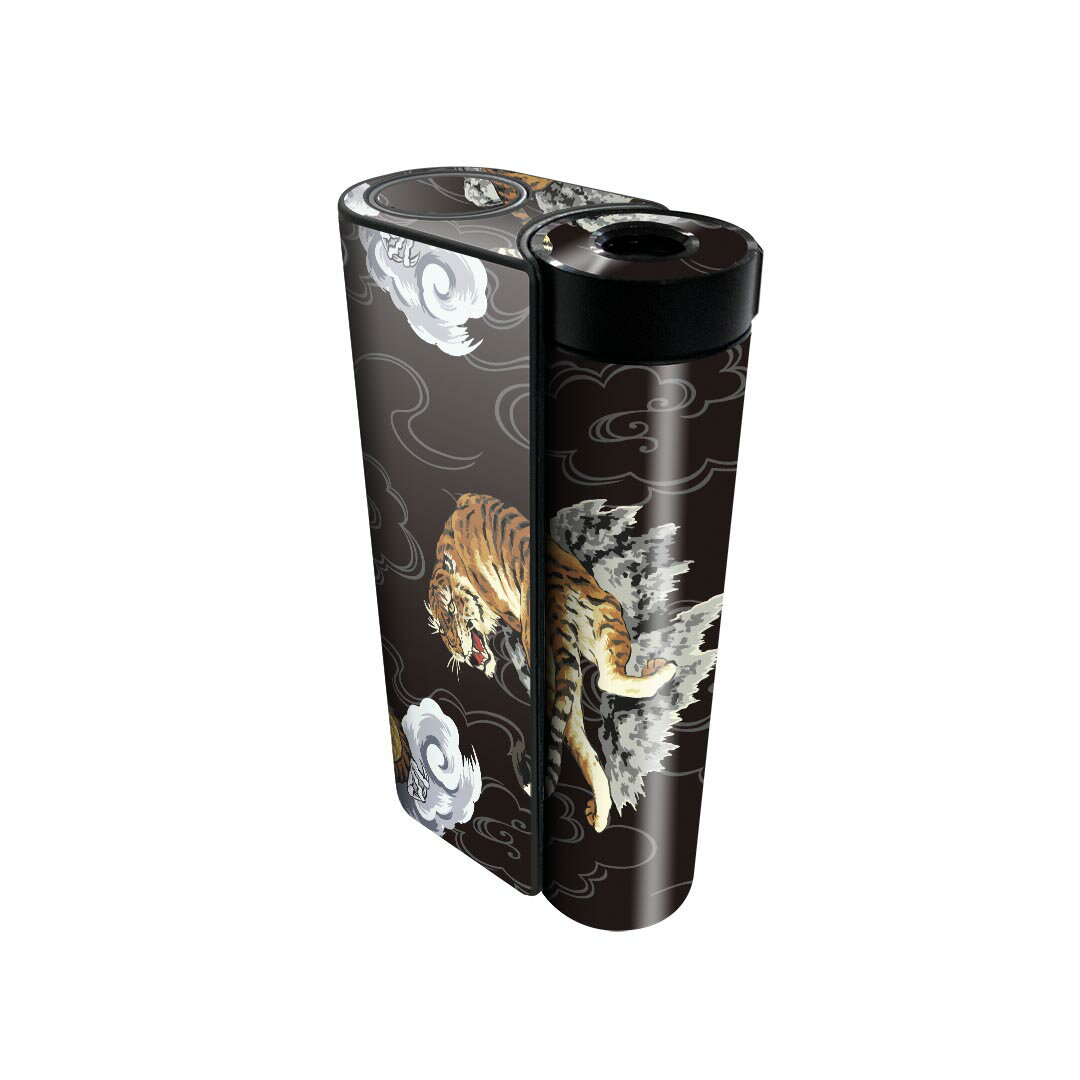 商品特徴・貼るだけでかんたん着せ替え、glo hyperx2 専用デザインスキンシール・高精細プリントで写真と遜色のない仕上がり！半光沢シートでしっとりツヤのある表現力・正面に加え、天面・底面シールがセットで一体感アップ！・ちょっとしたすり傷からglo hyperx2 本体を保護・接着部はエアフリー素材で気泡の心配も軽減・再剥離素材なので貼り付け時の調整も安心注意事項画像はサンプルですので、ご覧の環境によっては多少色味に違いを感じる場合がございます。 イメージと違った、モニターと色味が異なるという理由での交換や返金はご対応出来かねます。スキンシールのみの販売で、glo hyperx2 本体は付属しません。初回貼付時の位置調整や貼り直しは可能ですが、しっかりと押し付けて接着させた後の再剥離、再利用は保証しておりません。また接着部に油分や汚れが付着しますと角の部分は剥がれやすくなりますので、貼付時はあまり触れないようにご注意ください。無地のセミグロスシートにデザインをプリントした商品で、デコなどの加工はございません。 凹凸や光沢があるように見えたり布地や金属を素材にしたように見える商品もありますが、デザインの図版によるものです。印刷時に微妙な画像のズレが生じる場合がございます。ご注文後に1点1点制作する受注生産品の為、不良品以外のご返品や交換は固くお断りします。 発送について完全受注生産のハンドメイド商品となりますので、既製品と比べて発送までお時間を頂いています。 基本的に決済確認後、最大で10営業日での発送となります。繁忙期や休業日明けの場合はさらに時間がかかる場合があります。 その際には別途メールにてご連絡致します。メール便の場合、発送日から到着までに2?4日ほどかかる場合が多く、紛失などの保障もご対応できかねます。あらかじめご了承下さい。