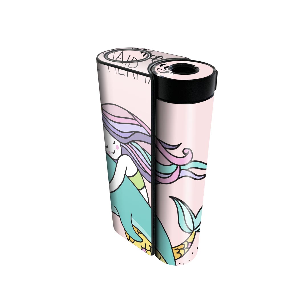 商品特徴・貼るだけでかんたん着せ替え、glo hyperx2 専用デザインスキンシール・高精細プリントで写真と遜色のない仕上がり！半光沢シートでしっとりツヤのある表現力・正面に加え、天面・底面シールがセットで一体感アップ！・ちょっとしたすり傷からglo hyperx2 本体を保護・接着部はエアフリー素材で気泡の心配も軽減・再剥離素材なので貼り付け時の調整も安心注意事項画像はサンプルですので、ご覧の環境によっては多少色味に違いを感じる場合がございます。 イメージと違った、モニターと色味が異なるという理由での交換や返金はご対応出来かねます。スキンシールのみの販売で、glo hyperx2 本体は付属しません。初回貼付時の位置調整や貼り直しは可能ですが、しっかりと押し付けて接着させた後の再剥離、再利用は保証しておりません。また接着部に油分や汚れが付着しますと角の部分は剥がれやすくなりますので、貼付時はあまり触れないようにご注意ください。無地のセミグロスシートにデザインをプリントした商品で、デコなどの加工はございません。 凹凸や光沢があるように見えたり布地や金属を素材にしたように見える商品もありますが、デザインの図版によるものです。印刷時に微妙な画像のズレが生じる場合がございます。ご注文後に1点1点制作する受注生産品の為、不良品以外のご返品や交換は固くお断りします。 発送について完全受注生産のハンドメイド商品となりますので、既製品と比べて発送までお時間を頂いています。 基本的に決済確認後、最大で10営業日での発送となります。繁忙期や休業日明けの場合はさらに時間がかかる場合があります。 その際には別途メールにてご連絡致します。メール便の場合、発送日から到着までに2?4日ほどかかる場合が多く、紛失などの保障もご対応できかねます。あらかじめご了承下さい。