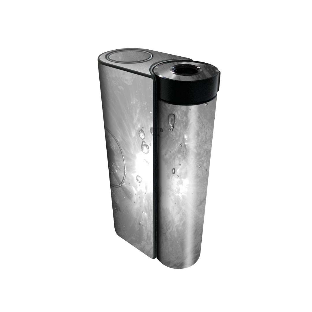 商品特徴・貼るだけでかんたん着せ替え、glo hyperx2 専用デザインスキンシール・高精細プリントで写真と遜色のない仕上がり！半光沢シートでしっとりツヤのある表現力・正面に加え、天面・底面シールがセットで一体感アップ！・ちょっとしたすり傷からglo hyperx2 本体を保護・接着部はエアフリー素材で気泡の心配も軽減・再剥離素材なので貼り付け時の調整も安心注意事項画像はサンプルですので、ご覧の環境によっては多少色味に違いを感じる場合がございます。 イメージと違った、モニターと色味が異なるという理由での交換や返金はご対応出来かねます。スキンシールのみの販売で、glo hyperx2 本体は付属しません。初回貼付時の位置調整や貼り直しは可能ですが、しっかりと押し付けて接着させた後の再剥離、再利用は保証しておりません。また接着部に油分や汚れが付着しますと角の部分は剥がれやすくなりますので、貼付時はあまり触れないようにご注意ください。無地のセミグロスシートにデザインをプリントした商品で、デコなどの加工はございません。 凹凸や光沢があるように見えたり布地や金属を素材にしたように見える商品もありますが、デザインの図版によるものです。印刷時に微妙な画像のズレが生じる場合がございます。ご注文後に1点1点制作する受注生産品の為、不良品以外のご返品や交換は固くお断りします。 発送について完全受注生産のハンドメイド商品となりますので、既製品と比べて発送までお時間を頂いています。 基本的に決済確認後、最大で10営業日での発送となります。繁忙期や休業日明けの場合はさらに時間がかかる場合があります。 その際には別途メールにてご連絡致します。メール便の場合、発送日から到着までに2?4日ほどかかる場合が多く、紛失などの保障もご対応できかねます。あらかじめご了承下さい。