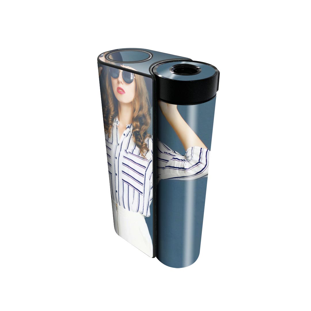 商品特徴・貼るだけでかんたん着せ替え、glo hyperx2 専用デザインスキンシール・高精細プリントで写真と遜色のない仕上がり！半光沢シートでしっとりツヤのある表現力・正面に加え、天面・底面シールがセットで一体感アップ！・ちょっとしたすり傷からglo hyperx2 本体を保護・接着部はエアフリー素材で気泡の心配も軽減・再剥離素材なので貼り付け時の調整も安心注意事項画像はサンプルですので、ご覧の環境によっては多少色味に違いを感じる場合がございます。 イメージと違った、モニターと色味が異なるという理由での交換や返金はご対応出来かねます。スキンシールのみの販売で、glo hyperx2 本体は付属しません。初回貼付時の位置調整や貼り直しは可能ですが、しっかりと押し付けて接着させた後の再剥離、再利用は保証しておりません。また接着部に油分や汚れが付着しますと角の部分は剥がれやすくなりますので、貼付時はあまり触れないようにご注意ください。無地のセミグロスシートにデザインをプリントした商品で、デコなどの加工はございません。 凹凸や光沢があるように見えたり布地や金属を素材にしたように見える商品もありますが、デザインの図版によるものです。印刷時に微妙な画像のズレが生じる場合がございます。ご注文後に1点1点制作する受注生産品の為、不良品以外のご返品や交換は固くお断りします。 発送について完全受注生産のハンドメイド商品となりますので、既製品と比べて発送までお時間を頂いています。 基本的に決済確認後、最大で10営業日での発送となります。繁忙期や休業日明けの場合はさらに時間がかかる場合があります。 その際には別途メールにてご連絡致します。メール便の場合、発送日から到着までに2?4日ほどかかる場合が多く、紛失などの保障もご対応できかねます。あらかじめご了承下さい。