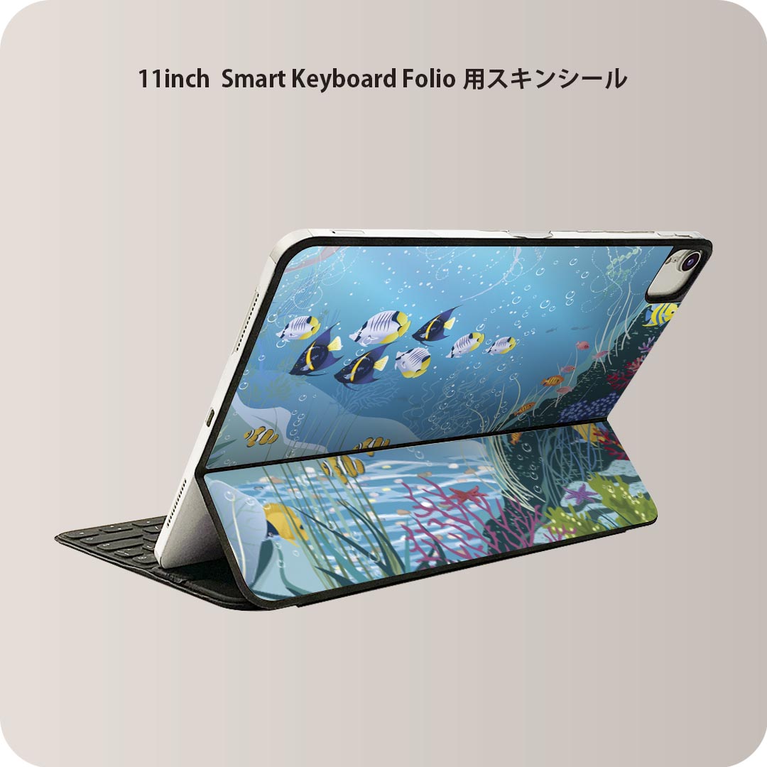 商品特徴・貼るだけでおしゃれに簡単着せ替え、iPad 11inch用 Smart Keyboard Folio 全面デザインスキンシール！・高精細プリントで写真と遜色がない仕上がり！・ちょっとしたすり傷から端末を保護！・「裸で持つ派」の人にはもちろん、お手持ちのクリアケース付けてもOK！・エアフリー素材で気泡の心配も軽減！・貼り直しOK！位置調整も安心！注意事項画像はサンプルです。ご覧の環境によっては多少色味に違いを感じる場合がございます。 イメージと違った、モニターと色味が異なるという理由での交換や返金はご対応出来かねます。端末本体やクリアケースは付属しません。貼付時のずれやカメラ周りの凹凸を考慮してカメラ穴等は少し大きめにカットしています。貼付の際はカメラ穴を基準に位置を合わせてください。カメラ付近の何もないように見える場所に穴が開いていますが、こちらは近接・明るさ感知センサー用の穴です。端末本体に直接貼ることを想定しています。保護フィルムなどの上から貼ると上手く貼れない可能性があります初回貼付時の位置調整や貼り直しは可能ですが、しっかり接着させた後の貼り直しは保証しておりません。こちらは無地のシートにプリントした商品で、デコなどの加工はございません。 凹凸や光沢があるように見えたり布地や金属を素材にしたように見える商品もありますが、図版によるものです。印刷カメラ穴の位置にわずかなズレが生じる場合がございます。ご注文後に1点1点制作する受注生産品のため、不良品以外のご返品や交換は固くお断り致します。 機種間違いも保証対象外となりますため、ご注文の際は必ず機種をご確認下さい。発送について完全受注生産のハンドメイド商品となりますので、既製品と比べて発送までお時間を頂いています。 基本的に決済確認後、2?3営業日、最大で10営業日での発送となります。繁忙期や休業日明けの場合はさらに時間がかかる場合があります。 その際には別途メールにてご連絡致します。メール便の場合、発送日から到着までに2?4日ほどかかる場合が多く、紛失などの保障もご対応できかねます。あらかじめご了承下さい。