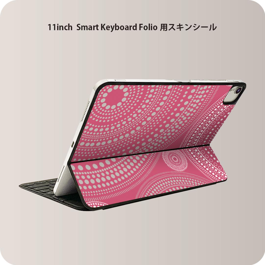 商品特徴・貼るだけでおしゃれに簡単着せ替え、iPad 11inch用 Smart Keyboard Folio 全面デザインスキンシール！・高精細プリントで写真と遜色がない仕上がり！・ちょっとしたすり傷から端末を保護！・「裸で持つ派」の人にはもちろん、お手持ちのクリアケース付けてもOK！・エアフリー素材で気泡の心配も軽減！・貼り直しOK！位置調整も安心！注意事項画像はサンプルです。ご覧の環境によっては多少色味に違いを感じる場合がございます。 イメージと違った、モニターと色味が異なるという理由での交換や返金はご対応出来かねます。端末本体やクリアケースは付属しません。貼付時のずれやカメラ周りの凹凸を考慮してカメラ穴等は少し大きめにカットしています。貼付の際はカメラ穴を基準に位置を合わせてください。カメラ付近の何もないように見える場所に穴が開いていますが、こちらは近接・明るさ感知センサー用の穴です。端末本体に直接貼ることを想定しています。保護フィルムなどの上から貼ると上手く貼れない可能性があります初回貼付時の位置調整や貼り直しは可能ですが、しっかり接着させた後の貼り直しは保証しておりません。こちらは無地のシートにプリントした商品で、デコなどの加工はございません。 凹凸や光沢があるように見えたり布地や金属を素材にしたように見える商品もありますが、図版によるものです。印刷カメラ穴の位置にわずかなズレが生じる場合がございます。ご注文後に1点1点制作する受注生産品のため、不良品以外のご返品や交換は固くお断り致します。 機種間違いも保証対象外となりますため、ご注文の際は必ず機種をご確認下さい。発送について完全受注生産のハンドメイド商品となりますので、既製品と比べて発送までお時間を頂いています。 基本的に決済確認後、2?3営業日、最大で10営業日での発送となります。繁忙期や休業日明けの場合はさらに時間がかかる場合があります。 その際には別途メールにてご連絡致します。メール便の場合、発送日から到着までに2?4日ほどかかる場合が多く、紛失などの保障もご対応できかねます。あらかじめご了承下さい。