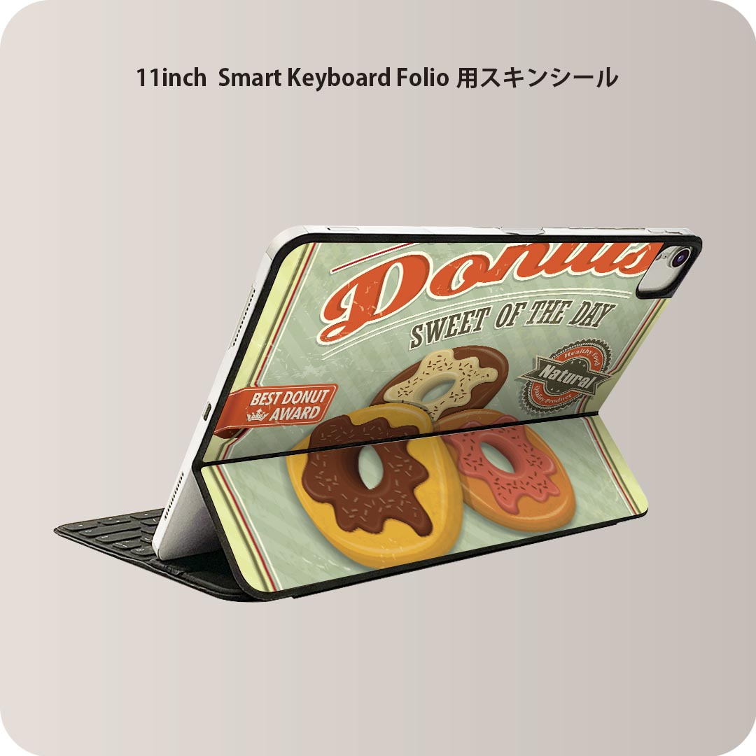 商品特徴・貼るだけでおしゃれに簡単着せ替え、iPad 11inch用 Smart Keyboard Folio 全面デザインスキンシール！・高精細プリントで写真と遜色がない仕上がり！・ちょっとしたすり傷から端末を保護！・「裸で持つ派」の人にはもちろん、お手持ちのクリアケース付けてもOK！・エアフリー素材で気泡の心配も軽減！・貼り直しOK！位置調整も安心！注意事項画像はサンプルです。ご覧の環境によっては多少色味に違いを感じる場合がございます。 イメージと違った、モニターと色味が異なるという理由での交換や返金はご対応出来かねます。端末本体やクリアケースは付属しません。貼付時のずれやカメラ周りの凹凸を考慮してカメラ穴等は少し大きめにカットしています。貼付の際はカメラ穴を基準に位置を合わせてください。カメラ付近の何もないように見える場所に穴が開いていますが、こちらは近接・明るさ感知センサー用の穴です。端末本体に直接貼ることを想定しています。保護フィルムなどの上から貼ると上手く貼れない可能性があります初回貼付時の位置調整や貼り直しは可能ですが、しっかり接着させた後の貼り直しは保証しておりません。こちらは無地のシートにプリントした商品で、デコなどの加工はございません。 凹凸や光沢があるように見えたり布地や金属を素材にしたように見える商品もありますが、図版によるものです。印刷カメラ穴の位置にわずかなズレが生じる場合がございます。ご注文後に1点1点制作する受注生産品のため、不良品以外のご返品や交換は固くお断り致します。 機種間違いも保証対象外となりますため、ご注文の際は必ず機種をご確認下さい。発送について完全受注生産のハンドメイド商品となりますので、既製品と比べて発送までお時間を頂いています。 基本的に決済確認後、2?3営業日、最大で10営業日での発送となります。繁忙期や休業日明けの場合はさらに時間がかかる場合があります。 その際には別途メールにてご連絡致します。メール便の場合、発送日から到着までに2?4日ほどかかる場合が多く、紛失などの保障もご対応できかねます。あらかじめご了承下さい。