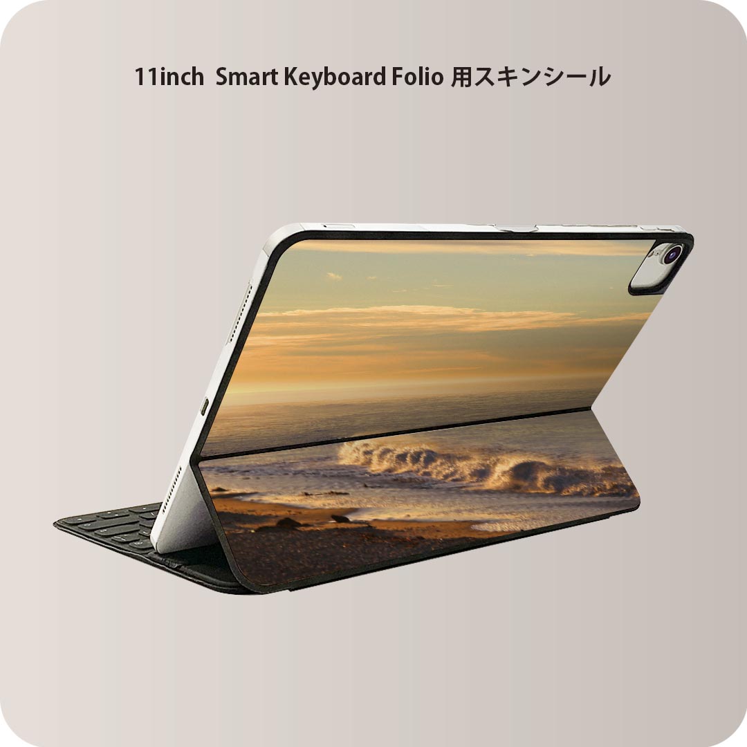 商品特徴・貼るだけでおしゃれに簡単着せ替え、iPad 11inch用 Smart Keyboard Folio 全面デザインスキンシール！・高精細プリントで写真と遜色がない仕上がり！・ちょっとしたすり傷から端末を保護！・「裸で持つ派」の人にはもちろん、お手持ちのクリアケース付けてもOK！・エアフリー素材で気泡の心配も軽減！・貼り直しOK！位置調整も安心！注意事項画像はサンプルです。ご覧の環境によっては多少色味に違いを感じる場合がございます。 イメージと違った、モニターと色味が異なるという理由での交換や返金はご対応出来かねます。端末本体やクリアケースは付属しません。貼付時のずれやカメラ周りの凹凸を考慮してカメラ穴等は少し大きめにカットしています。貼付の際はカメラ穴を基準に位置を合わせてください。カメラ付近の何もないように見える場所に穴が開いていますが、こちらは近接・明るさ感知センサー用の穴です。端末本体に直接貼ることを想定しています。保護フィルムなどの上から貼ると上手く貼れない可能性があります初回貼付時の位置調整や貼り直しは可能ですが、しっかり接着させた後の貼り直しは保証しておりません。こちらは無地のシートにプリントした商品で、デコなどの加工はございません。 凹凸や光沢があるように見えたり布地や金属を素材にしたように見える商品もありますが、図版によるものです。印刷カメラ穴の位置にわずかなズレが生じる場合がございます。ご注文後に1点1点制作する受注生産品のため、不良品以外のご返品や交換は固くお断り致します。 機種間違いも保証対象外となりますため、ご注文の際は必ず機種をご確認下さい。発送について完全受注生産のハンドメイド商品となりますので、既製品と比べて発送までお時間を頂いています。 基本的に決済確認後、2?3営業日、最大で10営業日での発送となります。繁忙期や休業日明けの場合はさらに時間がかかる場合があります。 その際には別途メールにてご連絡致します。メール便の場合、発送日から到着までに2?4日ほどかかる場合が多く、紛失などの保障もご対応できかねます。あらかじめご了承下さい。