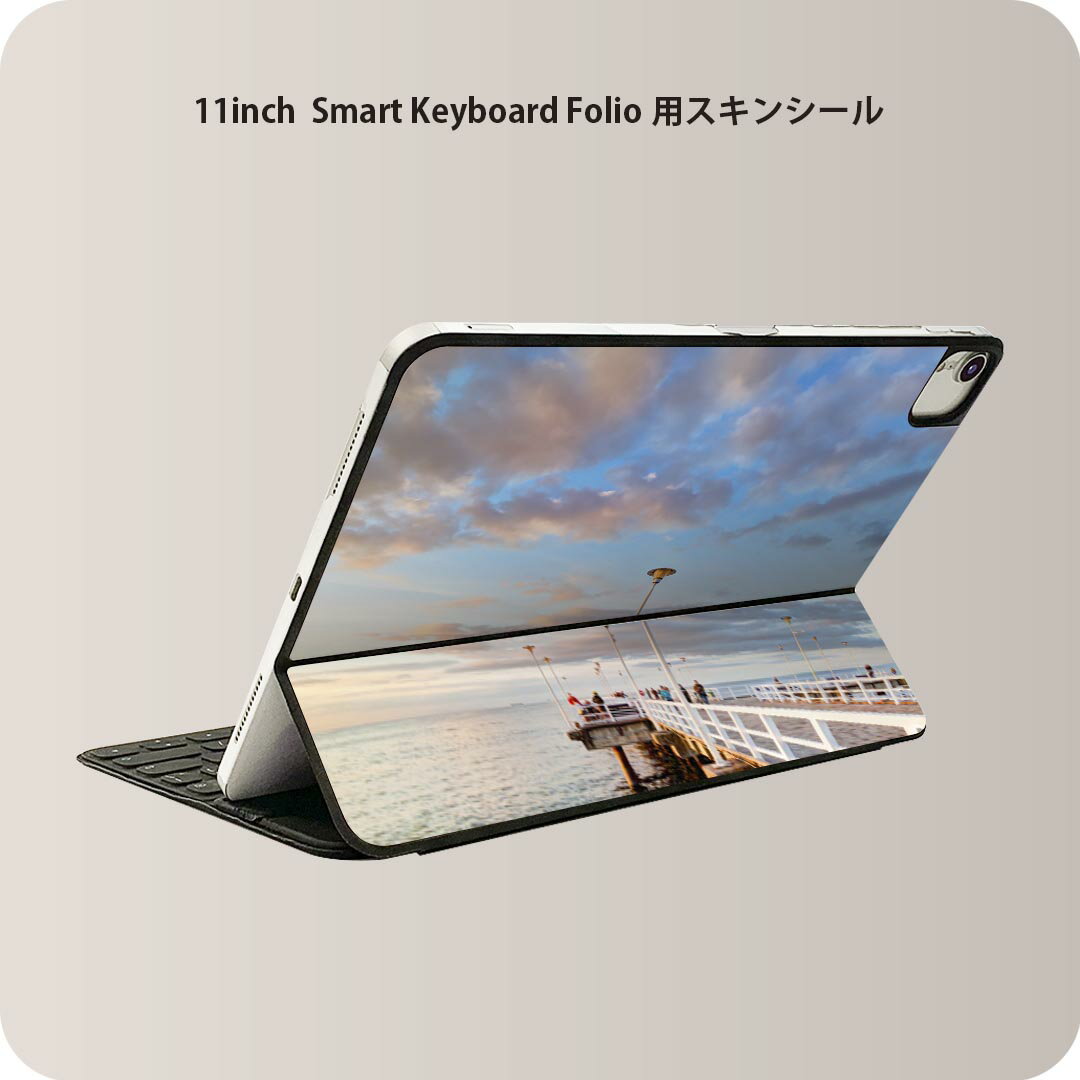 商品特徴・貼るだけでおしゃれに簡単着せ替え、iPad 11inch用 Smart Keyboard Folio 全面デザインスキンシール！・高精細プリントで写真と遜色がない仕上がり！・ちょっとしたすり傷から端末を保護！・「裸で持つ派」の人にはもちろん、お手持ちのクリアケース付けてもOK！・エアフリー素材で気泡の心配も軽減！・貼り直しOK！位置調整も安心！注意事項画像はサンプルです。ご覧の環境によっては多少色味に違いを感じる場合がございます。 イメージと違った、モニターと色味が異なるという理由での交換や返金はご対応出来かねます。端末本体やクリアケースは付属しません。貼付時のずれやカメラ周りの凹凸を考慮してカメラ穴等は少し大きめにカットしています。貼付の際はカメラ穴を基準に位置を合わせてください。カメラ付近の何もないように見える場所に穴が開いていますが、こちらは近接・明るさ感知センサー用の穴です。端末本体に直接貼ることを想定しています。保護フィルムなどの上から貼ると上手く貼れない可能性があります初回貼付時の位置調整や貼り直しは可能ですが、しっかり接着させた後の貼り直しは保証しておりません。こちらは無地のシートにプリントした商品で、デコなどの加工はございません。 凹凸や光沢があるように見えたり布地や金属を素材にしたように見える商品もありますが、図版によるものです。印刷カメラ穴の位置にわずかなズレが生じる場合がございます。ご注文後に1点1点制作する受注生産品のため、不良品以外のご返品や交換は固くお断り致します。 機種間違いも保証対象外となりますため、ご注文の際は必ず機種をご確認下さい。発送について完全受注生産のハンドメイド商品となりますので、既製品と比べて発送までお時間を頂いています。 基本的に決済確認後、2?3営業日、最大で10営業日での発送となります。繁忙期や休業日明けの場合はさらに時間がかかる場合があります。 その際には別途メールにてご連絡致します。メール便の場合、発送日から到着までに2?4日ほどかかる場合が多く、紛失などの保障もご対応できかねます。あらかじめご了承下さい。