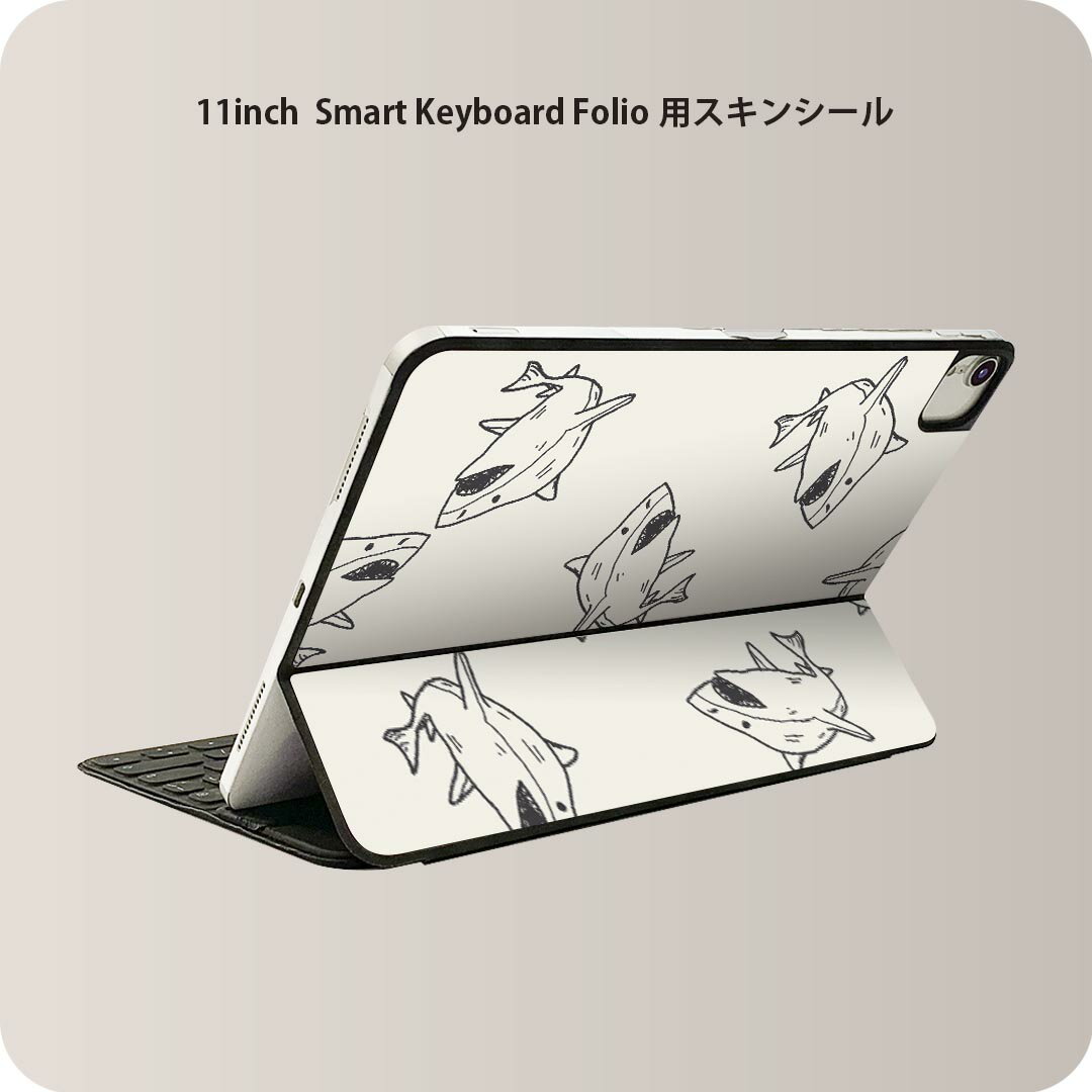 商品特徴・貼るだけでおしゃれに簡単着せ替え、iPad 11inch用 Smart Keyboard Folio 全面デザインスキンシール！・高精細プリントで写真と遜色がない仕上がり！・ちょっとしたすり傷から端末を保護！・「裸で持つ派」の人にはもちろん、お手持ちのクリアケース付けてもOK！・エアフリー素材で気泡の心配も軽減！・貼り直しOK！位置調整も安心！注意事項画像はサンプルです。ご覧の環境によっては多少色味に違いを感じる場合がございます。 イメージと違った、モニターと色味が異なるという理由での交換や返金はご対応出来かねます。端末本体やクリアケースは付属しません。貼付時のずれやカメラ周りの凹凸を考慮してカメラ穴等は少し大きめにカットしています。貼付の際はカメラ穴を基準に位置を合わせてください。カメラ付近の何もないように見える場所に穴が開いていますが、こちらは近接・明るさ感知センサー用の穴です。端末本体に直接貼ることを想定しています。保護フィルムなどの上から貼ると上手く貼れない可能性があります初回貼付時の位置調整や貼り直しは可能ですが、しっかり接着させた後の貼り直しは保証しておりません。こちらは無地のシートにプリントした商品で、デコなどの加工はございません。 凹凸や光沢があるように見えたり布地や金属を素材にしたように見える商品もありますが、図版によるものです。印刷カメラ穴の位置にわずかなズレが生じる場合がございます。ご注文後に1点1点制作する受注生産品のため、不良品以外のご返品や交換は固くお断り致します。 機種間違いも保証対象外となりますため、ご注文の際は必ず機種をご確認下さい。発送について完全受注生産のハンドメイド商品となりますので、既製品と比べて発送までお時間を頂いています。 基本的に決済確認後、2?3営業日、最大で10営業日での発送となります。繁忙期や休業日明けの場合はさらに時間がかかる場合があります。 その際には別途メールにてご連絡致します。メール便の場合、発送日から到着までに2?4日ほどかかる場合が多く、紛失などの保障もご対応できかねます。あらかじめご了承下さい。
