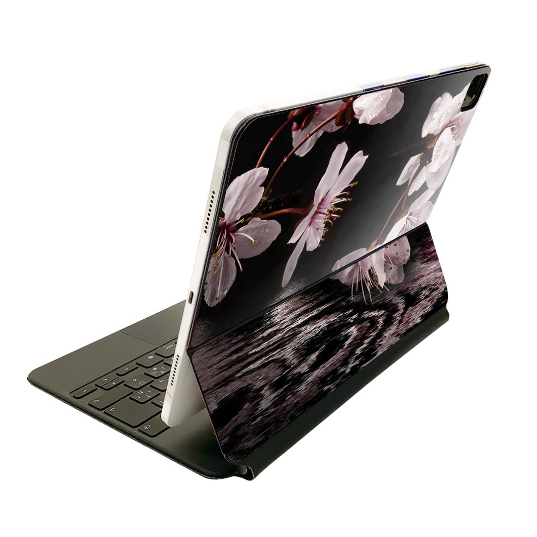 Magic Keyboard 用 スキンシール 11インチ iPad Pro用 第1-4世代 iPad Air 第4-5世代 対応 全面スキンシール フル 前面 背面 保護シール 人気 000009 桜　水面　黒
