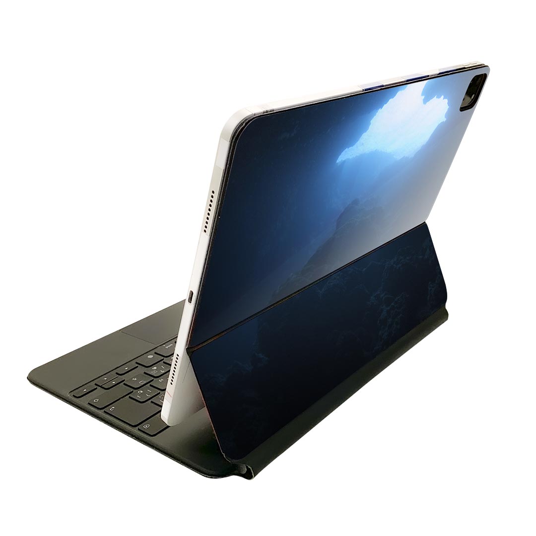 商品特徴・貼るだけでおしゃれに簡単着せ替え、Magic Keyboard 全面デザインスキンシール！・高精細プリントで写真と遜色がない仕上がり！・ちょっとしたすり傷から端末を保護！・「裸で持つ派」の人にはもちろん、お手持ちのクリアケース付けてもOK！・エアフリー素材で気泡の心配も軽減！・貼り直しOK！位置調整も安心！注意事項画像はサンプルです。ご覧の環境によっては多少色味に違いを感じる場合がございます。 イメージと違った、モニターと色味が異なるという理由での交換や返金はご対応出来かねます。端末本体やクリアケースは付属しません。貼付時のずれやカメラ周りの凹凸を考慮してカメラ穴等は少し大きめにカットしています。貼付の際はカメラ穴を基準に位置を合わせてください。カメラ付近の何もないように見える場所に穴が開いていますが、こちらは近接・明るさ感知センサー用の穴です。端末本体に直接貼ることを想定しています。保護フィルムなどの上から貼ると上手く貼れない可能性があります初回貼付時の位置調整や貼り直しは可能ですが、しっかり接着させた後の貼り直しは保証しておりません。こちらは無地のシートにプリントした商品で、デコなどの加工はございません。 凹凸や光沢があるように見えたり布地や金属を素材にしたように見える商品もありますが、図版によるものです。印刷カメラ穴の位置にわずかなズレが生じる場合がございます。ご注文後に1点1点制作する受注生産品のため、不良品以外のご返品や交換は固くお断り致します。 機種間違いも保証対象外となりますため、ご注文の際は必ず機種をご確認下さい。発送について完全受注生産のハンドメイド商品となりますので、既製品と比べて発送までお時間を頂いています。 基本的に決済確認後、2?3営業日、最大で10営業日での発送となります。繁忙期や休業日明けの場合はさらに時間がかかる場合があります。 その際には別途メールにてご連絡致します。メール便の場合、発送日から到着までに2?4日ほどかかる場合が多く、紛失などの保障もご対応できかねます。あらかじめご了承下さい。