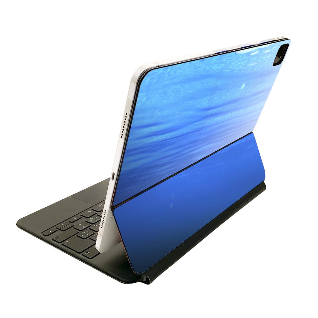 商品特徴・貼るだけでおしゃれに簡単着せ替え、Magic Keyboard 全面デザインスキンシール！・高精細プリントで写真と遜色がない仕上がり！・ちょっとしたすり傷から端末を保護！・「裸で持つ派」の人にはもちろん、お手持ちのクリアケース付けてもOK！・エアフリー素材で気泡の心配も軽減！・貼り直しOK！位置調整も安心！注意事項画像はサンプルです。ご覧の環境によっては多少色味に違いを感じる場合がございます。 イメージと違った、モニターと色味が異なるという理由での交換や返金はご対応出来かねます。端末本体やクリアケースは付属しません。貼付時のずれやカメラ周りの凹凸を考慮してカメラ穴等は少し大きめにカットしています。貼付の際はカメラ穴を基準に位置を合わせてください。カメラ付近の何もないように見える場所に穴が開いていますが、こちらは近接・明るさ感知センサー用の穴です。端末本体に直接貼ることを想定しています。保護フィルムなどの上から貼ると上手く貼れない可能性があります初回貼付時の位置調整や貼り直しは可能ですが、しっかり接着させた後の貼り直しは保証しておりません。こちらは無地のシートにプリントした商品で、デコなどの加工はございません。 凹凸や光沢があるように見えたり布地や金属を素材にしたように見える商品もありますが、図版によるものです。印刷カメラ穴の位置にわずかなズレが生じる場合がございます。ご注文後に1点1点制作する受注生産品のため、不良品以外のご返品や交換は固くお断り致します。 機種間違いも保証対象外となりますため、ご注文の際は必ず機種をご確認下さい。発送について完全受注生産のハンドメイド商品となりますので、既製品と比べて発送までお時間を頂いています。 基本的に決済確認後、2?3営業日、最大で10営業日での発送となります。繁忙期や休業日明けの場合はさらに時間がかかる場合があります。 その際には別途メールにてご連絡致します。メール便の場合、発送日から到着までに2?4日ほどかかる場合が多く、紛失などの保障もご対応できかねます。あらかじめご了承下さい。