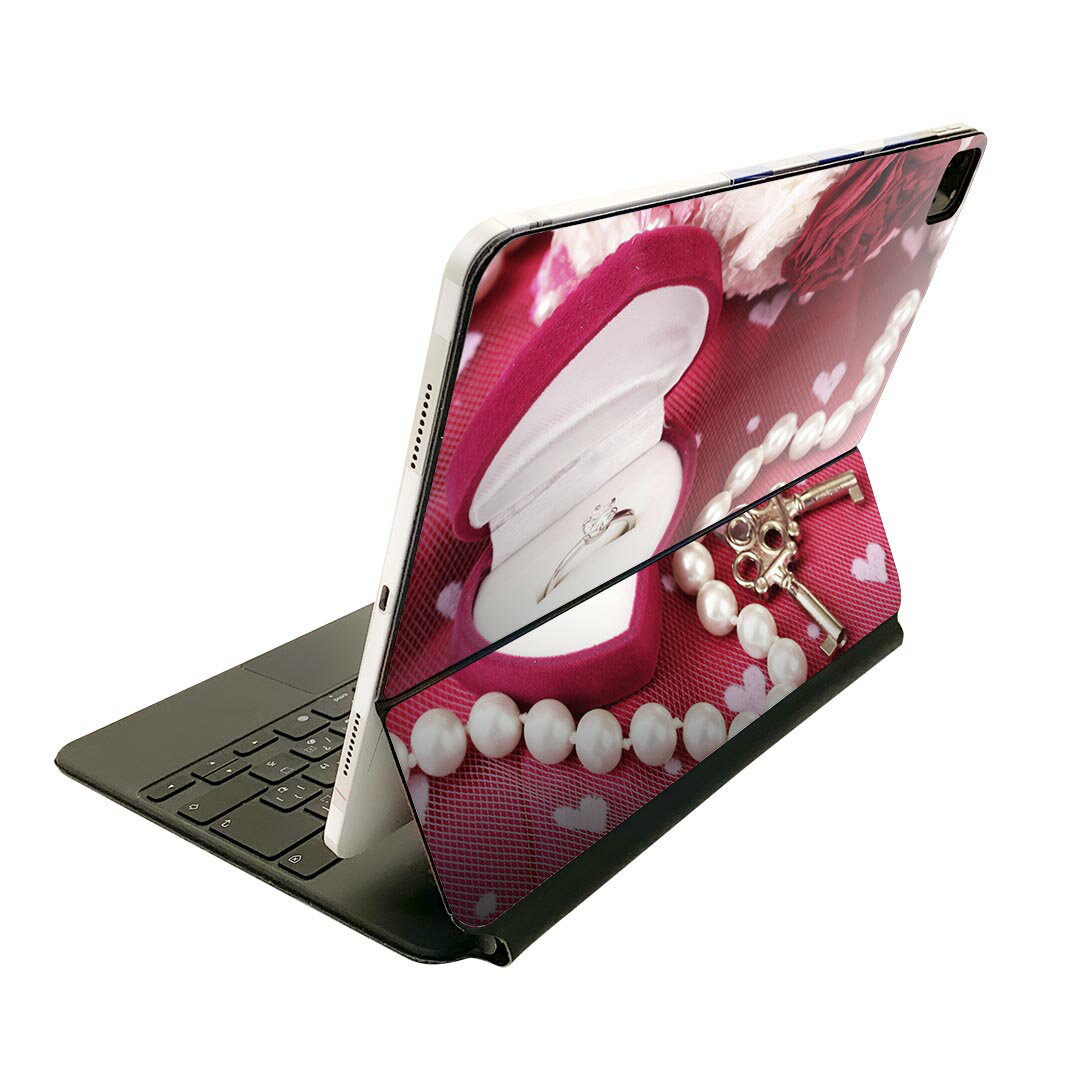 商品特徴・貼るだけでおしゃれに簡単着せ替え、Magic Keyboard 全面デザインスキンシール！・高精細プリントで写真と遜色がない仕上がり！・ちょっとしたすり傷から端末を保護！・「裸で持つ派」の人にはもちろん、お手持ちのクリアケース付けてもOK！・エアフリー素材で気泡の心配も軽減！・貼り直しOK！位置調整も安心！注意事項画像はサンプルです。ご覧の環境によっては多少色味に違いを感じる場合がございます。 イメージと違った、モニターと色味が異なるという理由での交換や返金はご対応出来かねます。端末本体やクリアケースは付属しません。貼付時のずれやカメラ周りの凹凸を考慮してカメラ穴等は少し大きめにカットしています。貼付の際はカメラ穴を基準に位置を合わせてください。カメラ付近の何もないように見える場所に穴が開いていますが、こちらは近接・明るさ感知センサー用の穴です。端末本体に直接貼ることを想定しています。保護フィルムなどの上から貼ると上手く貼れない可能性があります初回貼付時の位置調整や貼り直しは可能ですが、しっかり接着させた後の貼り直しは保証しておりません。こちらは無地のシートにプリントした商品で、デコなどの加工はございません。 凹凸や光沢があるように見えたり布地や金属を素材にしたように見える商品もありますが、図版によるものです。印刷カメラ穴の位置にわずかなズレが生じる場合がございます。ご注文後に1点1点制作する受注生産品のため、不良品以外のご返品や交換は固くお断り致します。 機種間違いも保証対象外となりますため、ご注文の際は必ず機種をご確認下さい。発送について完全受注生産のハンドメイド商品となりますので、既製品と比べて発送までお時間を頂いています。 基本的に決済確認後、2?3営業日、最大で10営業日での発送となります。繁忙期や休業日明けの場合はさらに時間がかかる場合があります。 その際には別途メールにてご連絡致します。メール便の場合、発送日から到着までに2?4日ほどかかる場合が多く、紛失などの保障もご対応できかねます。あらかじめご了承下さい。