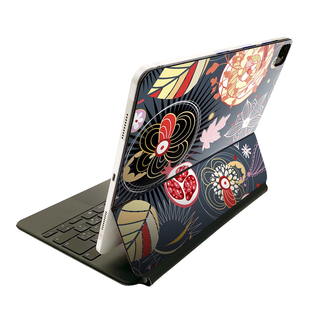 商品特徴・貼るだけでおしゃれに簡単着せ替え、Magic Keyboard 全面デザインスキンシール！・高精細プリントで写真と遜色がない仕上がり！・ちょっとしたすり傷から端末を保護！・「裸で持つ派」の人にはもちろん、お手持ちのクリアケース付けてもOK！・エアフリー素材で気泡の心配も軽減！・貼り直しOK！位置調整も安心！注意事項画像はサンプルです。ご覧の環境によっては多少色味に違いを感じる場合がございます。 イメージと違った、モニターと色味が異なるという理由での交換や返金はご対応出来かねます。端末本体やクリアケースは付属しません。貼付時のずれやカメラ周りの凹凸を考慮してカメラ穴等は少し大きめにカットしています。貼付の際はカメラ穴を基準に位置を合わせてください。カメラ付近の何もないように見える場所に穴が開いていますが、こちらは近接・明るさ感知センサー用の穴です。端末本体に直接貼ることを想定しています。保護フィルムなどの上から貼ると上手く貼れない可能性があります初回貼付時の位置調整や貼り直しは可能ですが、しっかり接着させた後の貼り直しは保証しておりません。こちらは無地のシートにプリントした商品で、デコなどの加工はございません。 凹凸や光沢があるように見えたり布地や金属を素材にしたように見える商品もありますが、図版によるものです。印刷カメラ穴の位置にわずかなズレが生じる場合がございます。ご注文後に1点1点制作する受注生産品のため、不良品以外のご返品や交換は固くお断り致します。 機種間違いも保証対象外となりますため、ご注文の際は必ず機種をご確認下さい。発送について完全受注生産のハンドメイド商品となりますので、既製品と比べて発送までお時間を頂いています。 基本的に決済確認後、2?3営業日、最大で10営業日での発送となります。繁忙期や休業日明けの場合はさらに時間がかかる場合があります。 その際には別途メールにてご連絡致します。メール便の場合、発送日から到着までに2?4日ほどかかる場合が多く、紛失などの保障もご対応できかねます。あらかじめご了承下さい。