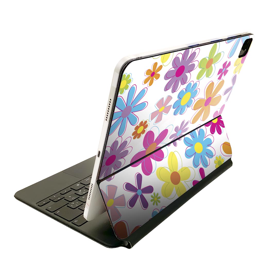商品特徴・貼るだけでおしゃれに簡単着せ替え、Magic Keyboard 全面デザインスキンシール！・高精細プリントで写真と遜色がない仕上がり！・ちょっとしたすり傷から端末を保護！・「裸で持つ派」の人にはもちろん、お手持ちのクリアケース付けてもOK！・エアフリー素材で気泡の心配も軽減！・貼り直しOK！位置調整も安心！注意事項画像はサンプルです。ご覧の環境によっては多少色味に違いを感じる場合がございます。 イメージと違った、モニターと色味が異なるという理由での交換や返金はご対応出来かねます。端末本体やクリアケースは付属しません。貼付時のずれやカメラ周りの凹凸を考慮してカメラ穴等は少し大きめにカットしています。貼付の際はカメラ穴を基準に位置を合わせてください。カメラ付近の何もないように見える場所に穴が開いていますが、こちらは近接・明るさ感知センサー用の穴です。端末本体に直接貼ることを想定しています。保護フィルムなどの上から貼ると上手く貼れない可能性があります初回貼付時の位置調整や貼り直しは可能ですが、しっかり接着させた後の貼り直しは保証しておりません。こちらは無地のシートにプリントした商品で、デコなどの加工はございません。 凹凸や光沢があるように見えたり布地や金属を素材にしたように見える商品もありますが、図版によるものです。印刷カメラ穴の位置にわずかなズレが生じる場合がございます。ご注文後に1点1点制作する受注生産品のため、不良品以外のご返品や交換は固くお断り致します。 機種間違いも保証対象外となりますため、ご注文の際は必ず機種をご確認下さい。発送について完全受注生産のハンドメイド商品となりますので、既製品と比べて発送までお時間を頂いています。 基本的に決済確認後、2?3営業日、最大で10営業日での発送となります。繁忙期や休業日明けの場合はさらに時間がかかる場合があります。 その際には別途メールにてご連絡致します。メール便の場合、発送日から到着までに2?4日ほどかかる場合が多く、紛失などの保障もご対応できかねます。あらかじめご了承下さい。