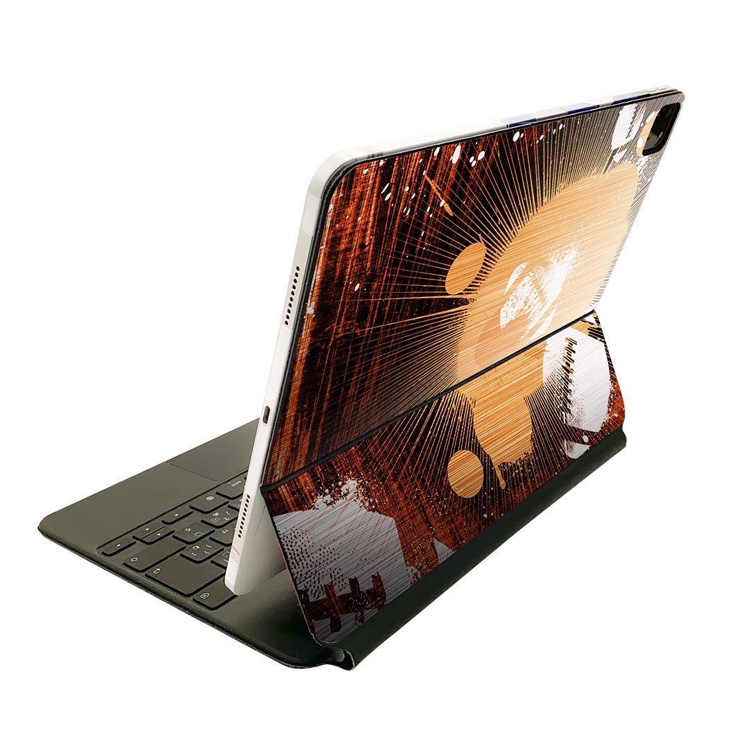 商品特徴・貼るだけでおしゃれに簡単着せ替え、Magic Keyboard 全面デザインスキンシール！・高精細プリントで写真と遜色がない仕上がり！・ちょっとしたすり傷から端末を保護！・「裸で持つ派」の人にはもちろん、お手持ちのクリアケース付けてもOK！・エアフリー素材で気泡の心配も軽減！・貼り直しOK！位置調整も安心！注意事項画像はサンプルです。ご覧の環境によっては多少色味に違いを感じる場合がございます。 イメージと違った、モニターと色味が異なるという理由での交換や返金はご対応出来かねます。端末本体やクリアケースは付属しません。貼付時のずれやカメラ周りの凹凸を考慮してカメラ穴等は少し大きめにカットしています。貼付の際はカメラ穴を基準に位置を合わせてください。カメラ付近の何もないように見える場所に穴が開いていますが、こちらは近接・明るさ感知センサー用の穴です。端末本体に直接貼ることを想定しています。保護フィルムなどの上から貼ると上手く貼れない可能性があります初回貼付時の位置調整や貼り直しは可能ですが、しっかり接着させた後の貼り直しは保証しておりません。こちらは無地のシートにプリントした商品で、デコなどの加工はございません。 凹凸や光沢があるように見えたり布地や金属を素材にしたように見える商品もありますが、図版によるものです。印刷カメラ穴の位置にわずかなズレが生じる場合がございます。ご注文後に1点1点制作する受注生産品のため、不良品以外のご返品や交換は固くお断り致します。 機種間違いも保証対象外となりますため、ご注文の際は必ず機種をご確認下さい。発送について完全受注生産のハンドメイド商品となりますので、既製品と比べて発送までお時間を頂いています。 基本的に決済確認後、2?3営業日、最大で10営業日での発送となります。繁忙期や休業日明けの場合はさらに時間がかかる場合があります。 その際には別途メールにてご連絡致します。メール便の場合、発送日から到着までに2?4日ほどかかる場合が多く、紛失などの保障もご対応できかねます。あらかじめご了承下さい。