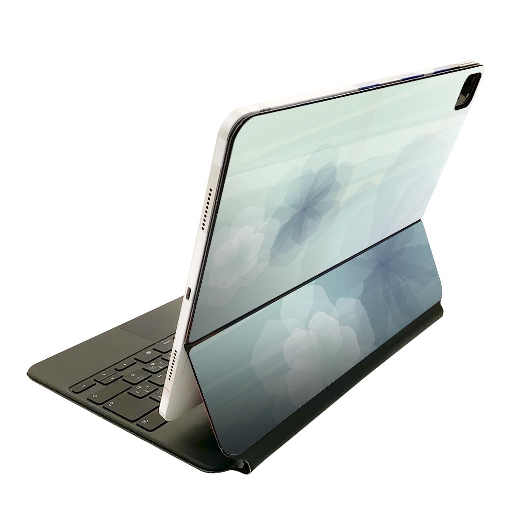 商品特徴・貼るだけでおしゃれに簡単着せ替え、Magic Keyboard 全面デザインスキンシール！・高精細プリントで写真と遜色がない仕上がり！・ちょっとしたすり傷から端末を保護！・「裸で持つ派」の人にはもちろん、お手持ちのクリアケース付けてもOK！・エアフリー素材で気泡の心配も軽減！・貼り直しOK！位置調整も安心！注意事項画像はサンプルです。ご覧の環境によっては多少色味に違いを感じる場合がございます。 イメージと違った、モニターと色味が異なるという理由での交換や返金はご対応出来かねます。端末本体やクリアケースは付属しません。貼付時のずれやカメラ周りの凹凸を考慮してカメラ穴等は少し大きめにカットしています。貼付の際はカメラ穴を基準に位置を合わせてください。カメラ付近の何もないように見える場所に穴が開いていますが、こちらは近接・明るさ感知センサー用の穴です。端末本体に直接貼ることを想定しています。保護フィルムなどの上から貼ると上手く貼れない可能性があります初回貼付時の位置調整や貼り直しは可能ですが、しっかり接着させた後の貼り直しは保証しておりません。こちらは無地のシートにプリントした商品で、デコなどの加工はございません。 凹凸や光沢があるように見えたり布地や金属を素材にしたように見える商品もありますが、図版によるものです。印刷カメラ穴の位置にわずかなズレが生じる場合がございます。ご注文後に1点1点制作する受注生産品のため、不良品以外のご返品や交換は固くお断り致します。 機種間違いも保証対象外となりますため、ご注文の際は必ず機種をご確認下さい。発送について完全受注生産のハンドメイド商品となりますので、既製品と比べて発送までお時間を頂いています。 基本的に決済確認後、2?3営業日、最大で10営業日での発送となります。繁忙期や休業日明けの場合はさらに時間がかかる場合があります。 その際には別途メールにてご連絡致します。メール便の場合、発送日から到着までに2?4日ほどかかる場合が多く、紛失などの保障もご対応できかねます。あらかじめご了承下さい。