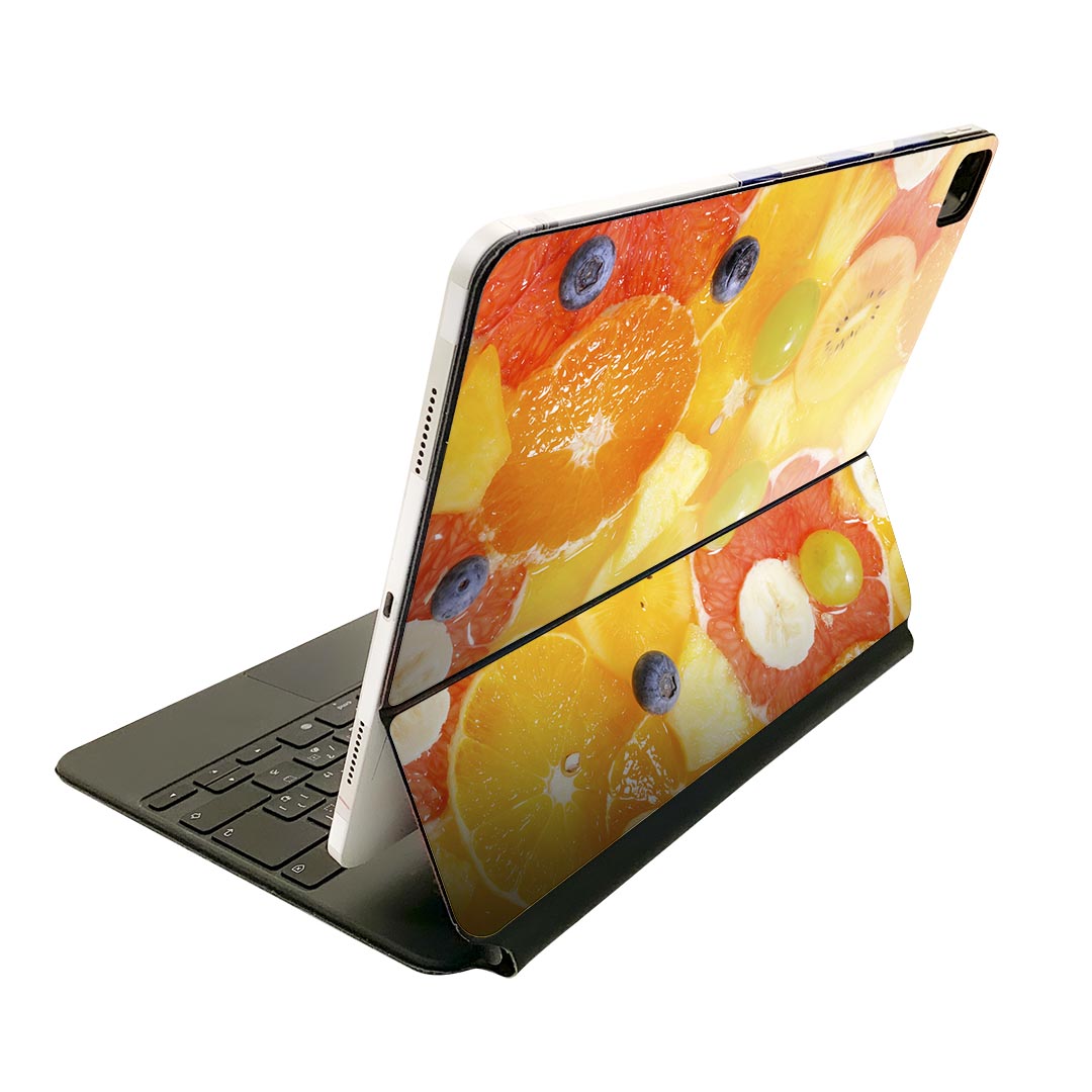 商品特徴・貼るだけでおしゃれに簡単着せ替え、Magic Keyboard 全面デザインスキンシール！・高精細プリントで写真と遜色がない仕上がり！・ちょっとしたすり傷から端末を保護！・「裸で持つ派」の人にはもちろん、お手持ちのクリアケース付けてもOK！・エアフリー素材で気泡の心配も軽減！・貼り直しOK！位置調整も安心！注意事項画像はサンプルです。ご覧の環境によっては多少色味に違いを感じる場合がございます。 イメージと違った、モニターと色味が異なるという理由での交換や返金はご対応出来かねます。端末本体やクリアケースは付属しません。貼付時のずれやカメラ周りの凹凸を考慮してカメラ穴等は少し大きめにカットしています。貼付の際はカメラ穴を基準に位置を合わせてください。カメラ付近の何もないように見える場所に穴が開いていますが、こちらは近接・明るさ感知センサー用の穴です。端末本体に直接貼ることを想定しています。保護フィルムなどの上から貼ると上手く貼れない可能性があります初回貼付時の位置調整や貼り直しは可能ですが、しっかり接着させた後の貼り直しは保証しておりません。こちらは無地のシートにプリントした商品で、デコなどの加工はございません。 凹凸や光沢があるように見えたり布地や金属を素材にしたように見える商品もありますが、図版によるものです。印刷カメラ穴の位置にわずかなズレが生じる場合がございます。ご注文後に1点1点制作する受注生産品のため、不良品以外のご返品や交換は固くお断り致します。 機種間違いも保証対象外となりますため、ご注文の際は必ず機種をご確認下さい。発送について完全受注生産のハンドメイド商品となりますので、既製品と比べて発送までお時間を頂いています。 基本的に決済確認後、2?3営業日、最大で10営業日での発送となります。繁忙期や休業日明けの場合はさらに時間がかかる場合があります。 その際には別途メールにてご連絡致します。メール便の場合、発送日から到着までに2?4日ほどかかる場合が多く、紛失などの保障もご対応できかねます。あらかじめご了承下さい。