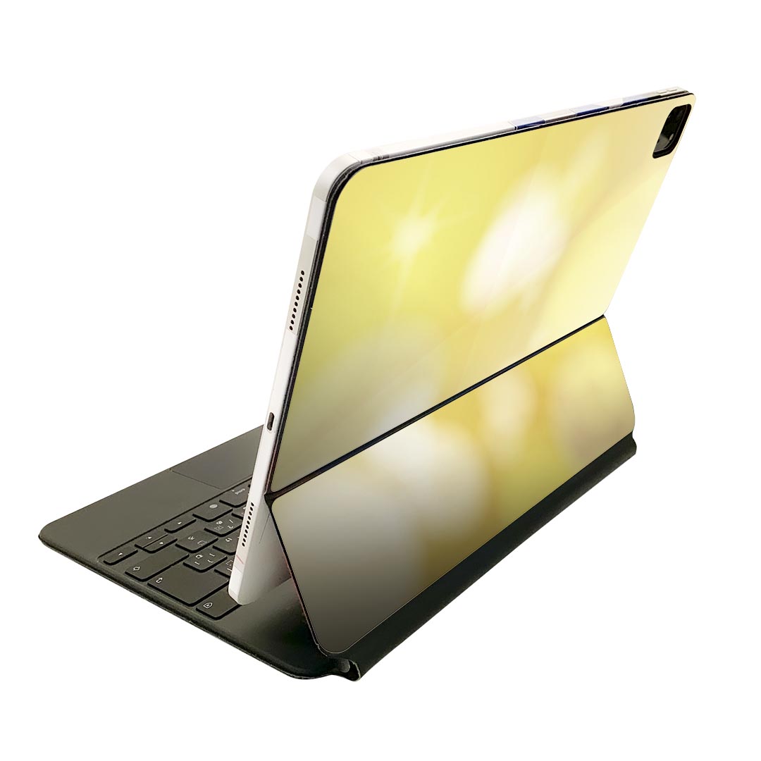 商品特徴・貼るだけでおしゃれに簡単着せ替え、Magic Keyboard 全面デザインスキンシール！・高精細プリントで写真と遜色がない仕上がり！・ちょっとしたすり傷から端末を保護！・「裸で持つ派」の人にはもちろん、お手持ちのクリアケース付けてもOK！・エアフリー素材で気泡の心配も軽減！・貼り直しOK！位置調整も安心！注意事項画像はサンプルです。ご覧の環境によっては多少色味に違いを感じる場合がございます。 イメージと違った、モニターと色味が異なるという理由での交換や返金はご対応出来かねます。端末本体やクリアケースは付属しません。貼付時のずれやカメラ周りの凹凸を考慮してカメラ穴等は少し大きめにカットしています。貼付の際はカメラ穴を基準に位置を合わせてください。カメラ付近の何もないように見える場所に穴が開いていますが、こちらは近接・明るさ感知センサー用の穴です。端末本体に直接貼ることを想定しています。保護フィルムなどの上から貼ると上手く貼れない可能性があります初回貼付時の位置調整や貼り直しは可能ですが、しっかり接着させた後の貼り直しは保証しておりません。こちらは無地のシートにプリントした商品で、デコなどの加工はございません。 凹凸や光沢があるように見えたり布地や金属を素材にしたように見える商品もありますが、図版によるものです。印刷カメラ穴の位置にわずかなズレが生じる場合がございます。ご注文後に1点1点制作する受注生産品のため、不良品以外のご返品や交換は固くお断り致します。 機種間違いも保証対象外となりますため、ご注文の際は必ず機種をご確認下さい。発送について完全受注生産のハンドメイド商品となりますので、既製品と比べて発送までお時間を頂いています。 基本的に決済確認後、2?3営業日、最大で10営業日での発送となります。繁忙期や休業日明けの場合はさらに時間がかかる場合があります。 その際には別途メールにてご連絡致します。メール便の場合、発送日から到着までに2?4日ほどかかる場合が多く、紛失などの保障もご対応できかねます。あらかじめご了承下さい。