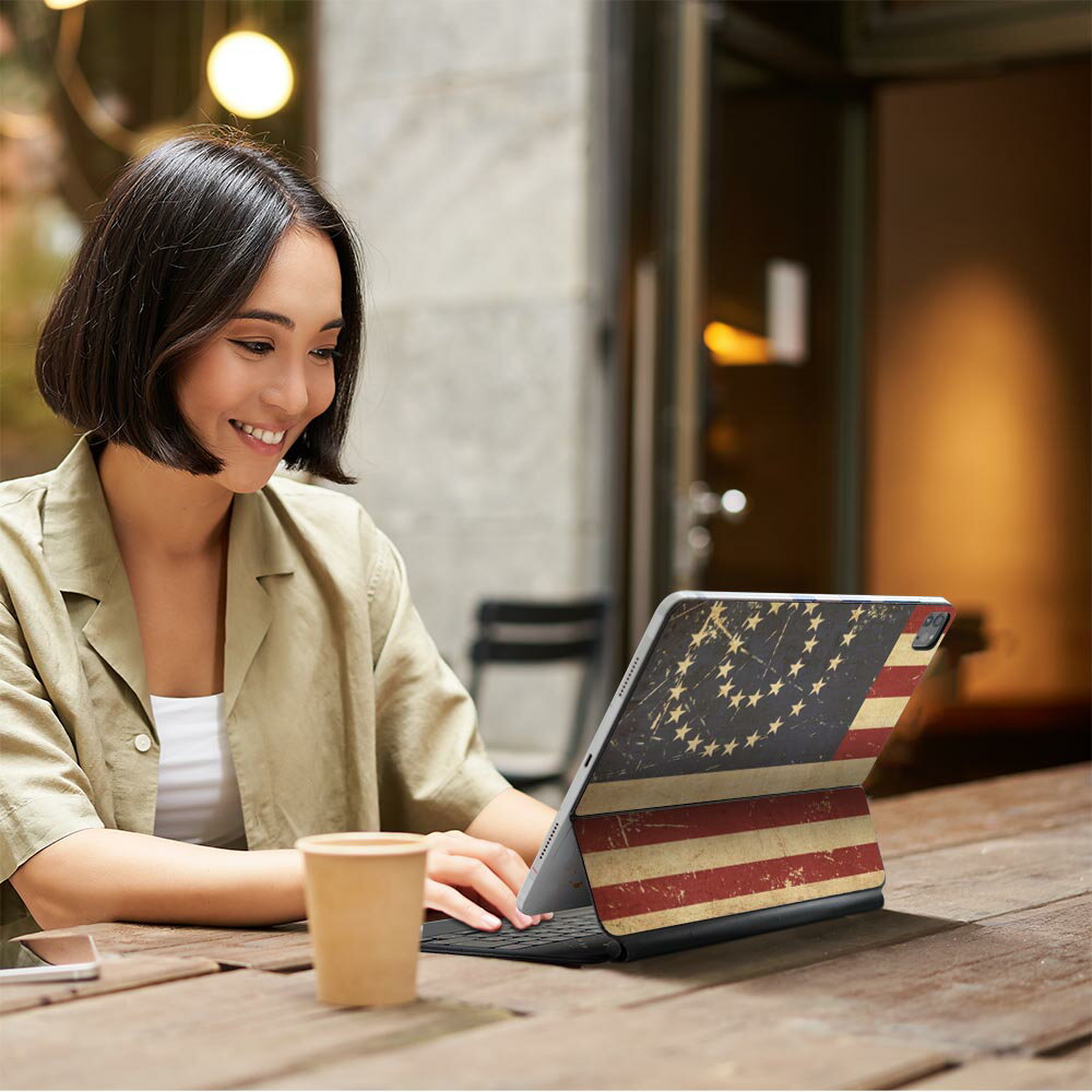 Magic Keyboard 12.9インチ iPad Pro（第4世代、第5世代、第6世代）対応 apple アップル アイパッド 全面スキンシール フル 前面 背面 保護シール 人気 国旗　レトロ　赤　レッド 007338 2