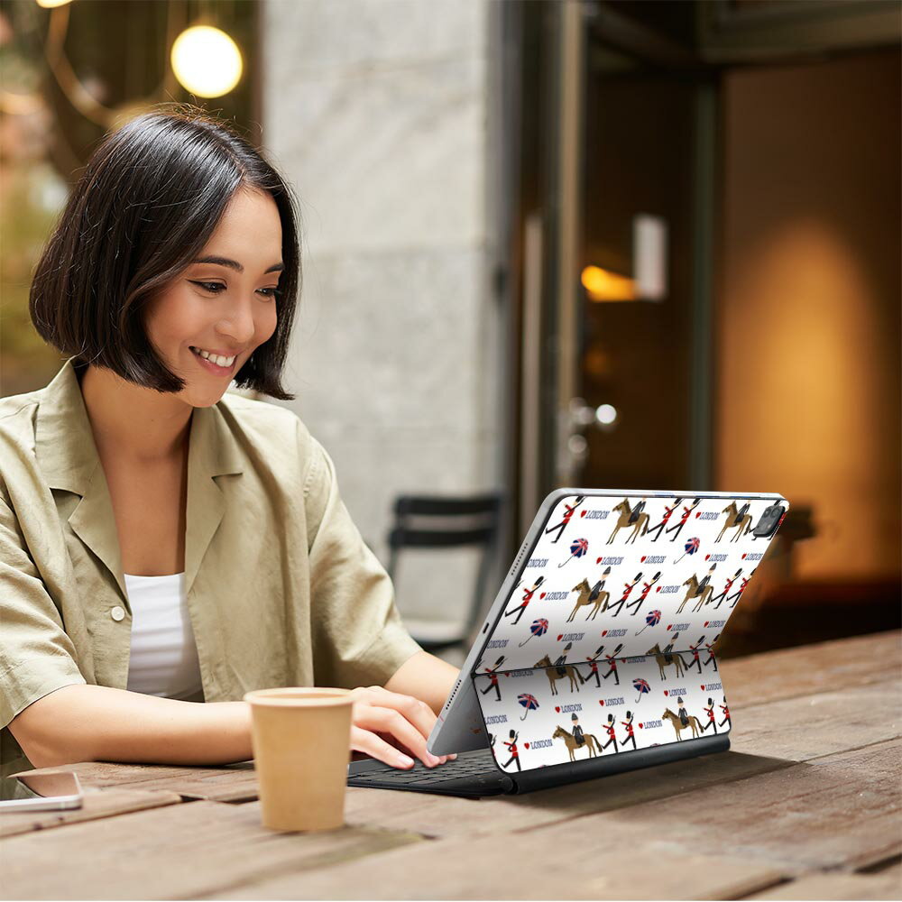 Magic Keyboard 12.9インチ iPad Pro（第4世代、第5世代、第6世代）対応 apple アップル アイパッド 全面スキンシール フル 前面 背面 保護シール 人気 イギリス　兵隊　国旗 010437