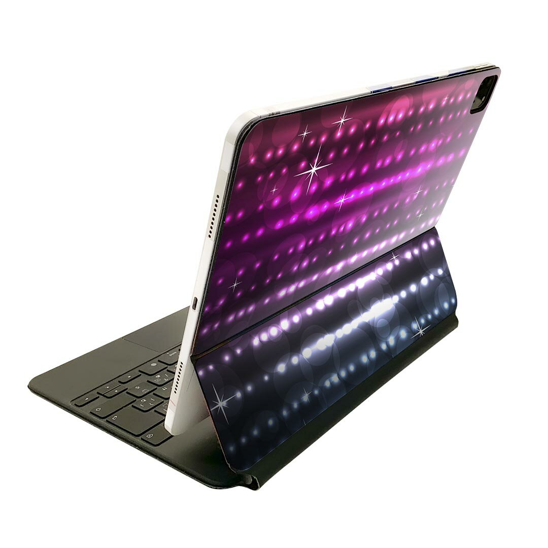 商品特徴・貼るだけでおしゃれに簡単着せ替え、Magic Keyboard 全面デザインスキンシール！・高精細プリントで写真と遜色がない仕上がり！・ちょっとしたすり傷から端末を保護！・「裸で持つ派」の人にはもちろん、お手持ちのクリアケース付けてもOK！・エアフリー素材で気泡の心配も軽減！・貼り直しOK！位置調整も安心！注意事項画像はサンプルです。ご覧の環境によっては多少色味に違いを感じる場合がございます。 イメージと違った、モニターと色味が異なるという理由での交換や返金はご対応出来かねます。端末本体やクリアケースは付属しません。貼付時のずれやカメラ周りの凹凸を考慮してカメラ穴等は少し大きめにカットしています。貼付の際はカメラ穴を基準に位置を合わせてください。カメラ付近の何もないように見える場所に穴が開いていますが、こちらは近接・明るさ感知センサー用の穴です。端末本体に直接貼ることを想定しています。保護フィルムなどの上から貼ると上手く貼れない可能性があります初回貼付時の位置調整や貼り直しは可能ですが、しっかり接着させた後の貼り直しは保証しておりません。こちらは無地のシートにプリントした商品で、デコなどの加工はございません。 凹凸や光沢があるように見えたり布地や金属を素材にしたように見える商品もありますが、図版によるものです。印刷カメラ穴の位置にわずかなズレが生じる場合がございます。ご注文後に1点1点制作する受注生産品のため、不良品以外のご返品や交換は固くお断り致します。 機種間違いも保証対象外となりますため、ご注文の際は必ず機種をご確認下さい。発送について完全受注生産のハンドメイド商品となりますので、既製品と比べて発送までお時間を頂いています。 基本的に決済確認後、2?3営業日、最大で10営業日での発送となります。繁忙期や休業日明けの場合はさらに時間がかかる場合があります。 その際には別途メールにてご連絡致します。メール便の場合、発送日から到着までに2?4日ほどかかる場合が多く、紛失などの保障もご対応できかねます。あらかじめご了承下さい。