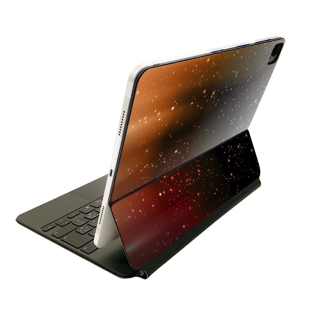 商品特徴・貼るだけでおしゃれに簡単着せ替え、Magic Keyboard 全面デザインスキンシール！・高精細プリントで写真と遜色がない仕上がり！・ちょっとしたすり傷から端末を保護！・「裸で持つ派」の人にはもちろん、お手持ちのクリアケース付けてもOK！・エアフリー素材で気泡の心配も軽減！・貼り直しOK！位置調整も安心！注意事項画像はサンプルです。ご覧の環境によっては多少色味に違いを感じる場合がございます。 イメージと違った、モニターと色味が異なるという理由での交換や返金はご対応出来かねます。端末本体やクリアケースは付属しません。貼付時のずれやカメラ周りの凹凸を考慮してカメラ穴等は少し大きめにカットしています。貼付の際はカメラ穴を基準に位置を合わせてください。カメラ付近の何もないように見える場所に穴が開いていますが、こちらは近接・明るさ感知センサー用の穴です。端末本体に直接貼ることを想定しています。保護フィルムなどの上から貼ると上手く貼れない可能性があります初回貼付時の位置調整や貼り直しは可能ですが、しっかり接着させた後の貼り直しは保証しておりません。こちらは無地のシートにプリントした商品で、デコなどの加工はございません。 凹凸や光沢があるように見えたり布地や金属を素材にしたように見える商品もありますが、図版によるものです。印刷カメラ穴の位置にわずかなズレが生じる場合がございます。ご注文後に1点1点制作する受注生産品のため、不良品以外のご返品や交換は固くお断り致します。 機種間違いも保証対象外となりますため、ご注文の際は必ず機種をご確認下さい。発送について完全受注生産のハンドメイド商品となりますので、既製品と比べて発送までお時間を頂いています。 基本的に決済確認後、2?3営業日、最大で10営業日での発送となります。繁忙期や休業日明けの場合はさらに時間がかかる場合があります。 その際には別途メールにてご連絡致します。メール便の場合、発送日から到着までに2?4日ほどかかる場合が多く、紛失などの保障もご対応できかねます。あらかじめご了承下さい。