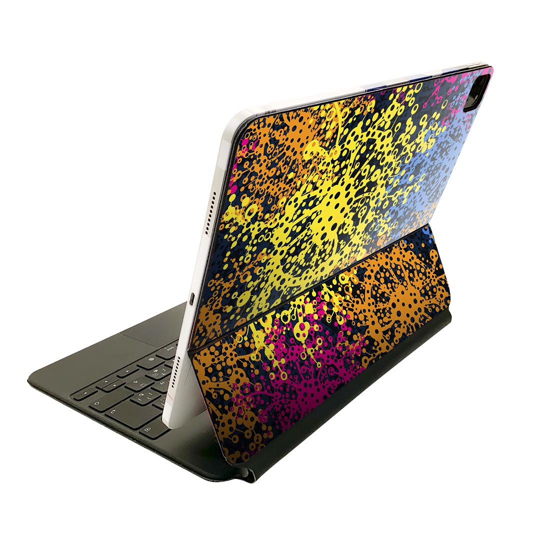 商品特徴・貼るだけでおしゃれに簡単着せ替え、Magic Keyboard 全面デザインスキンシール！・高精細プリントで写真と遜色がない仕上がり！・ちょっとしたすり傷から端末を保護！・「裸で持つ派」の人にはもちろん、お手持ちのクリアケース付けてもOK！・エアフリー素材で気泡の心配も軽減！・貼り直しOK！位置調整も安心！注意事項画像はサンプルです。ご覧の環境によっては多少色味に違いを感じる場合がございます。 イメージと違った、モニターと色味が異なるという理由での交換や返金はご対応出来かねます。端末本体やクリアケースは付属しません。貼付時のずれやカメラ周りの凹凸を考慮してカメラ穴等は少し大きめにカットしています。貼付の際はカメラ穴を基準に位置を合わせてください。カメラ付近の何もないように見える場所に穴が開いていますが、こちらは近接・明るさ感知センサー用の穴です。端末本体に直接貼ることを想定しています。保護フィルムなどの上から貼ると上手く貼れない可能性があります初回貼付時の位置調整や貼り直しは可能ですが、しっかり接着させた後の貼り直しは保証しておりません。こちらは無地のシートにプリントした商品で、デコなどの加工はございません。 凹凸や光沢があるように見えたり布地や金属を素材にしたように見える商品もありますが、図版によるものです。印刷カメラ穴の位置にわずかなズレが生じる場合がございます。ご注文後に1点1点制作する受注生産品のため、不良品以外のご返品や交換は固くお断り致します。 機種間違いも保証対象外となりますため、ご注文の際は必ず機種をご確認下さい。発送について完全受注生産のハンドメイド商品となりますので、既製品と比べて発送までお時間を頂いています。 基本的に決済確認後、2?3営業日、最大で10営業日での発送となります。繁忙期や休業日明けの場合はさらに時間がかかる場合があります。 その際には別途メールにてご連絡致します。メール便の場合、発送日から到着までに2?4日ほどかかる場合が多く、紛失などの保障もご対応できかねます。あらかじめご了承下さい。