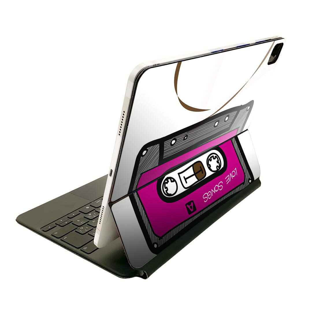 商品特徴・貼るだけでおしゃれに簡単着せ替え、Magic Keyboard 全面デザインスキンシール！・高精細プリントで写真と遜色がない仕上がり！・ちょっとしたすり傷から端末を保護！・「裸で持つ派」の人にはもちろん、お手持ちのクリアケース付けてもOK！・エアフリー素材で気泡の心配も軽減！・貼り直しOK！位置調整も安心！注意事項画像はサンプルです。ご覧の環境によっては多少色味に違いを感じる場合がございます。 イメージと違った、モニターと色味が異なるという理由での交換や返金はご対応出来かねます。端末本体やクリアケースは付属しません。貼付時のずれやカメラ周りの凹凸を考慮してカメラ穴等は少し大きめにカットしています。貼付の際はカメラ穴を基準に位置を合わせてください。カメラ付近の何もないように見える場所に穴が開いていますが、こちらは近接・明るさ感知センサー用の穴です。端末本体に直接貼ることを想定しています。保護フィルムなどの上から貼ると上手く貼れない可能性があります初回貼付時の位置調整や貼り直しは可能ですが、しっかり接着させた後の貼り直しは保証しておりません。こちらは無地のシートにプリントした商品で、デコなどの加工はございません。 凹凸や光沢があるように見えたり布地や金属を素材にしたように見える商品もありますが、図版によるものです。印刷カメラ穴の位置にわずかなズレが生じる場合がございます。ご注文後に1点1点制作する受注生産品のため、不良品以外のご返品や交換は固くお断り致します。 機種間違いも保証対象外となりますため、ご注文の際は必ず機種をご確認下さい。発送について完全受注生産のハンドメイド商品となりますので、既製品と比べて発送までお時間を頂いています。 基本的に決済確認後、2?3営業日、最大で10営業日での発送となります。繁忙期や休業日明けの場合はさらに時間がかかる場合があります。 その際には別途メールにてご連絡致します。メール便の場合、発送日から到着までに2?4日ほどかかる場合が多く、紛失などの保障もご対応できかねます。あらかじめご了承下さい。